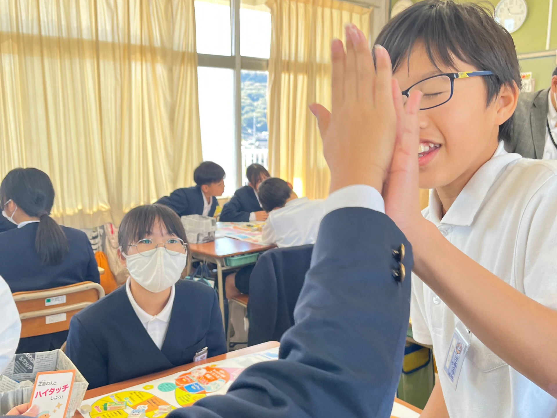 ハイタッチする場面(写真提供:一般社団法人コノヒトカン)