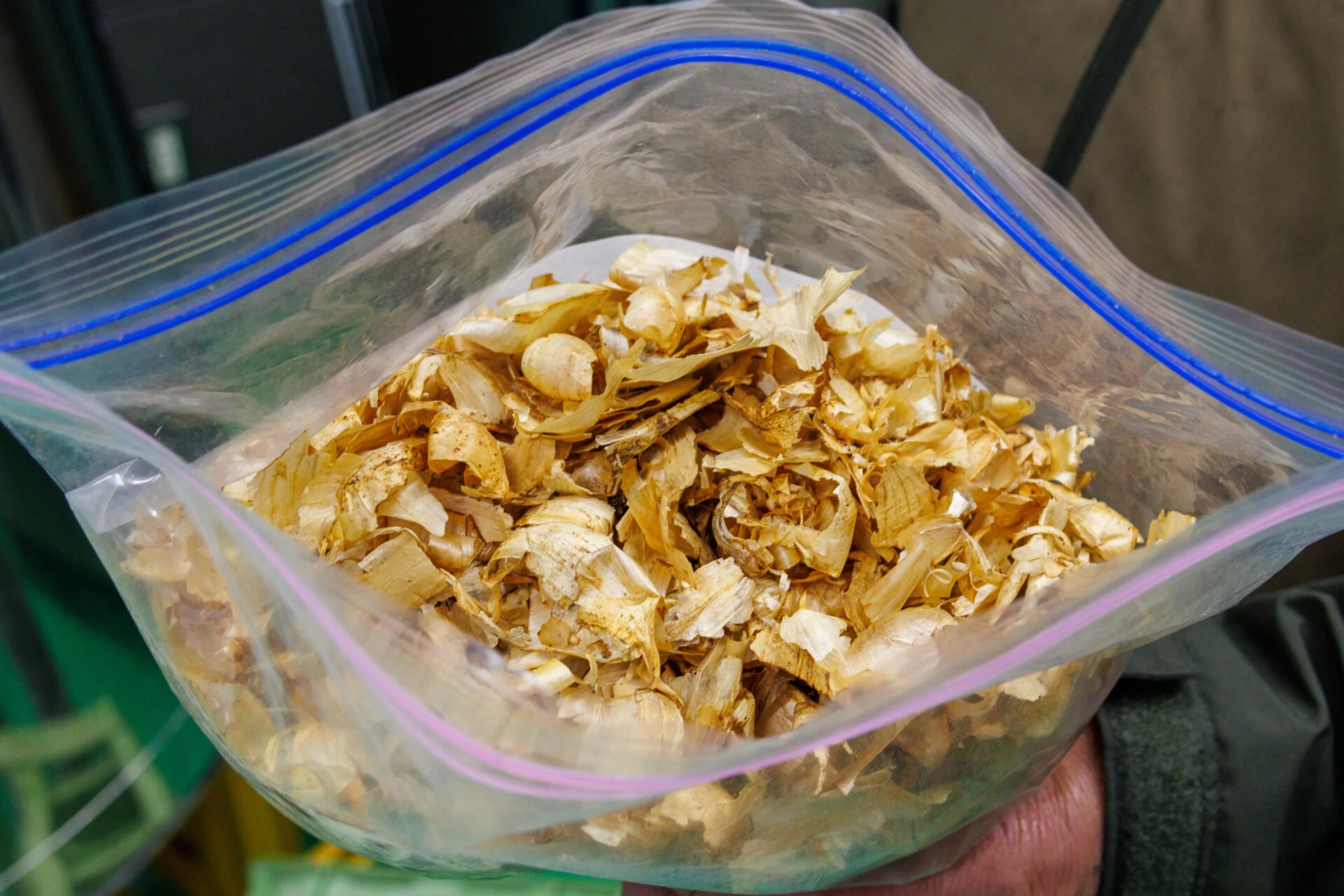 にんにくの皮を原料にリキュールができるか検討中です