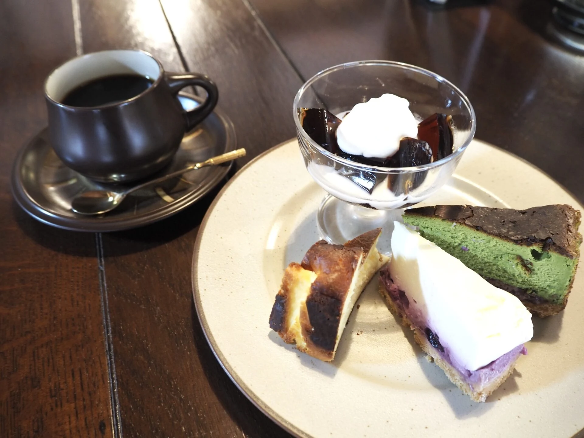 ケーキは左からバスクチーズケーキ、ブルーベリーのレアチーズ、抹茶とあんこの「あんバスク」