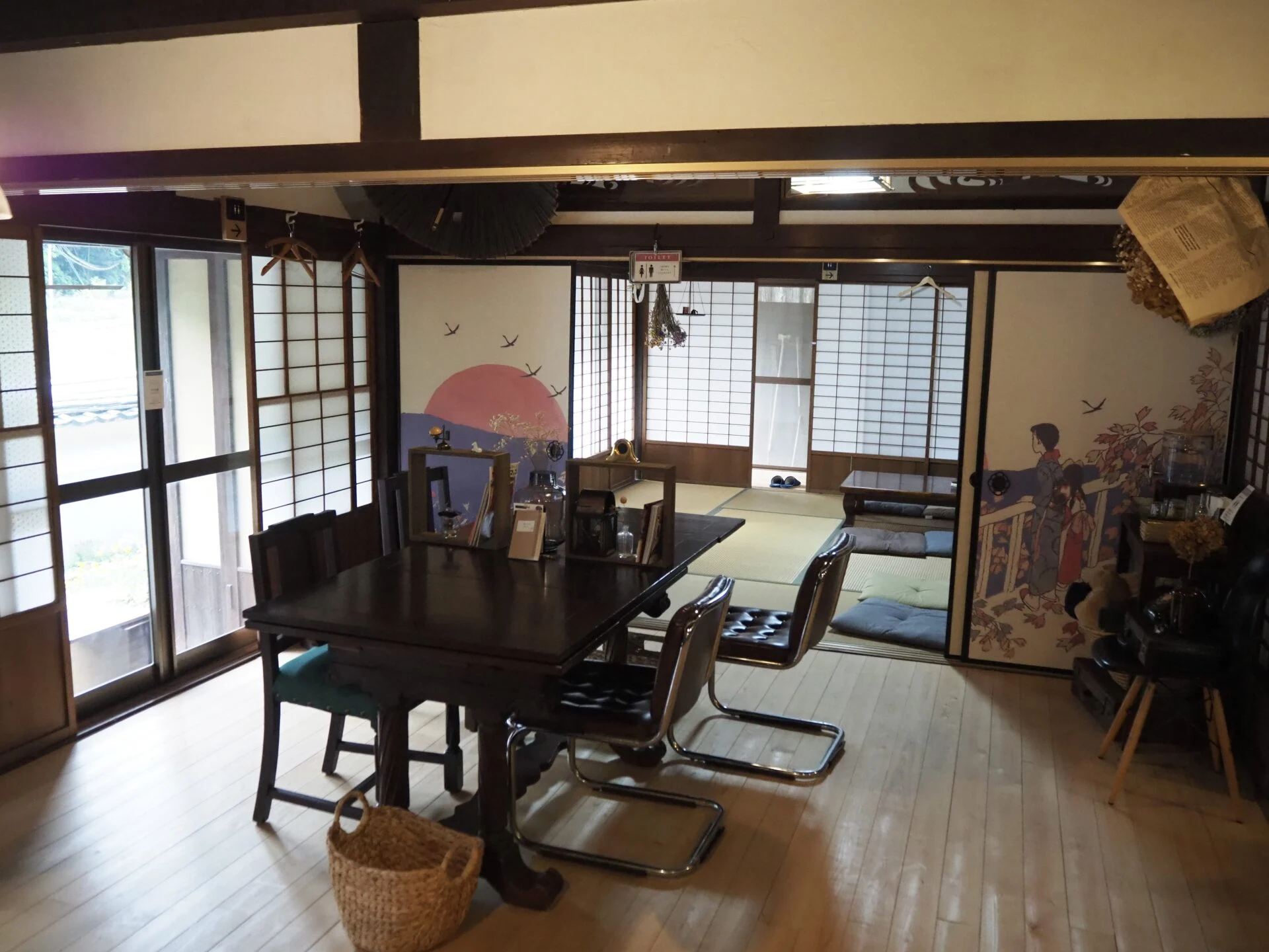 店内テーブル席