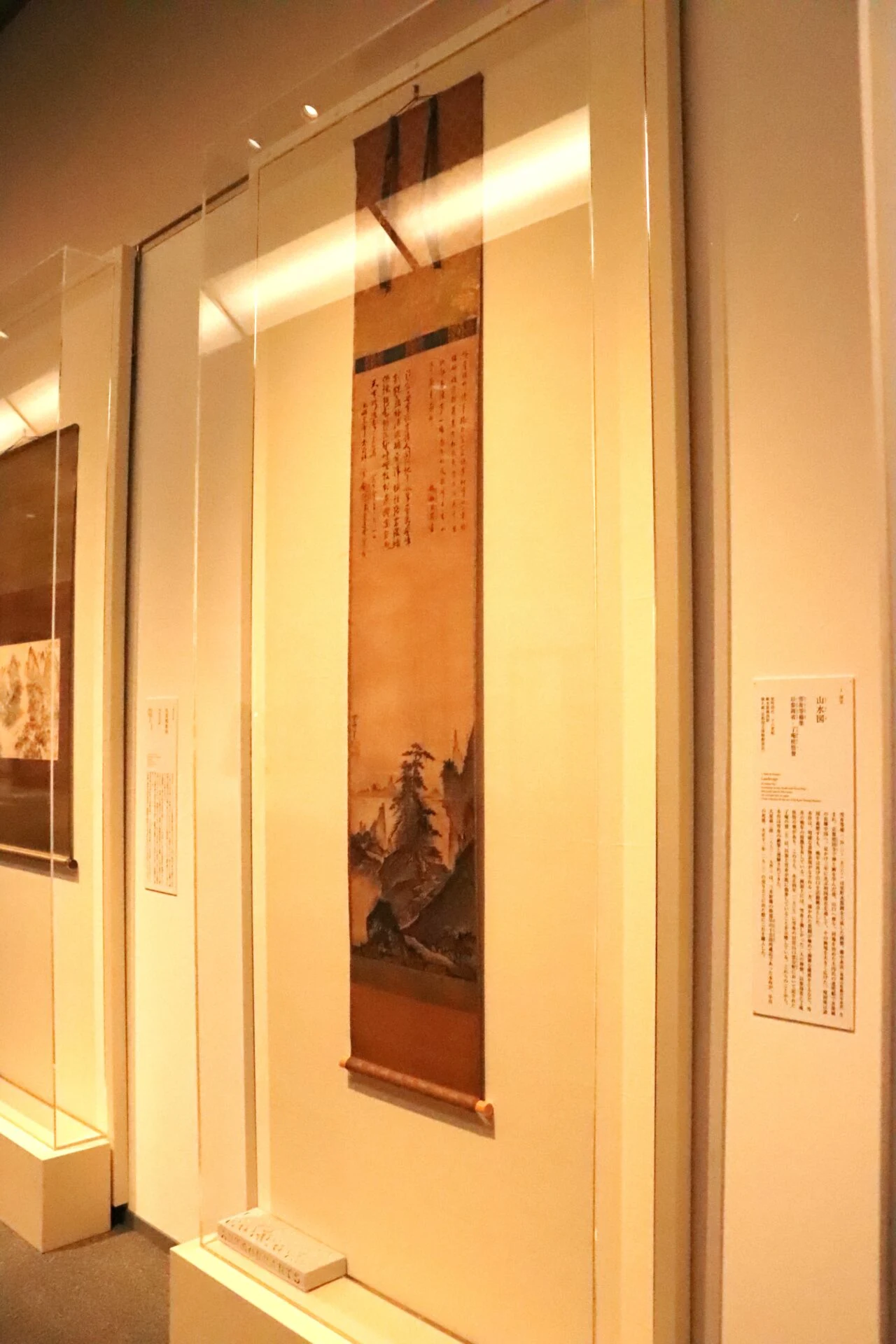 作品と展示ケース
作品:雪舟等楊「山水図」個人蔵、国宝