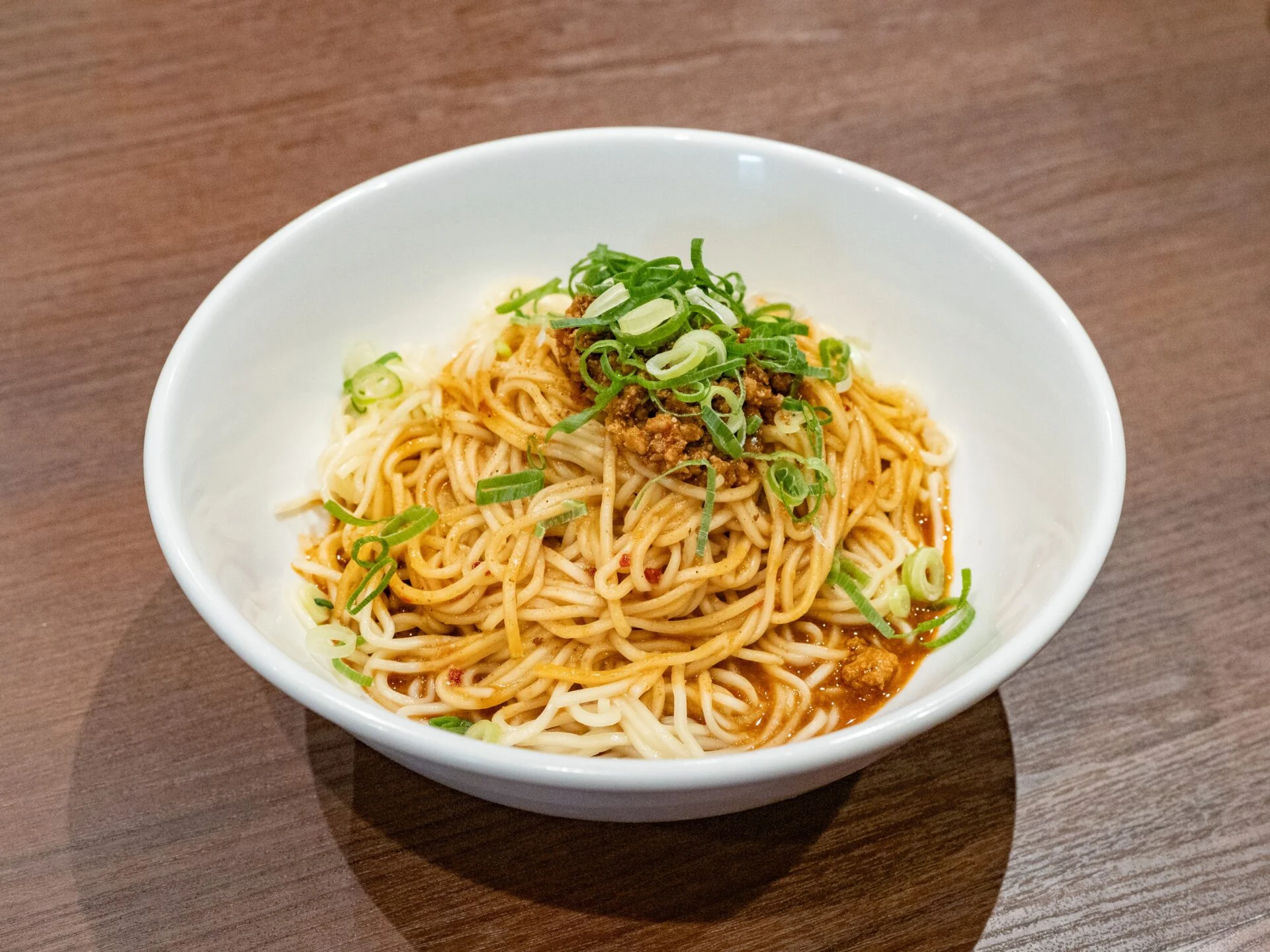 2025年夏季の限定メニュー・汁なし担々麺(過去の訪問時に撮影)