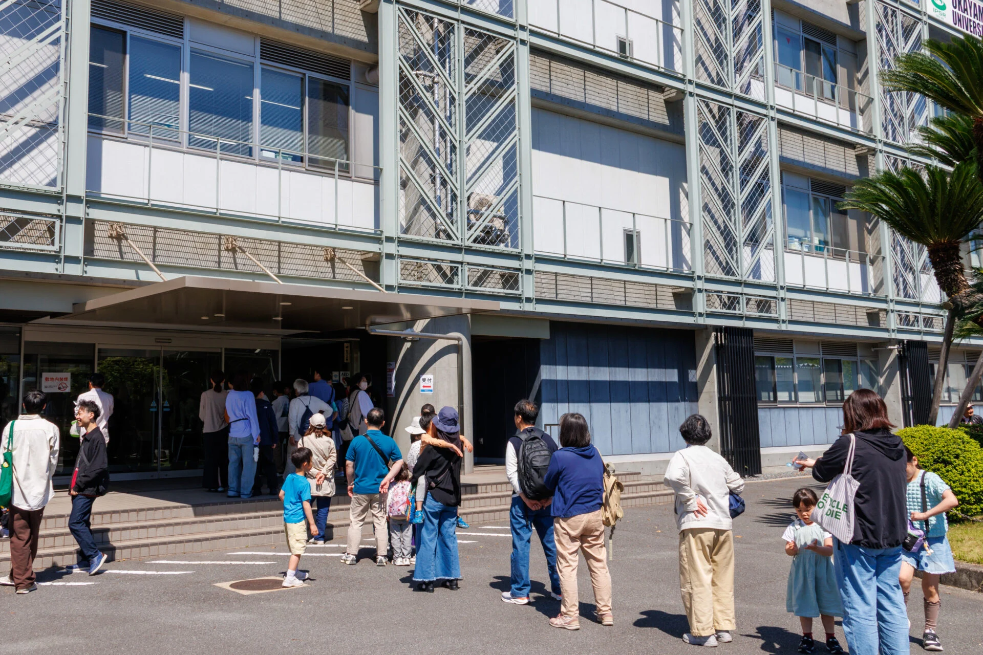 午前10時の開場を前に、多くの方が入口に並んでいました