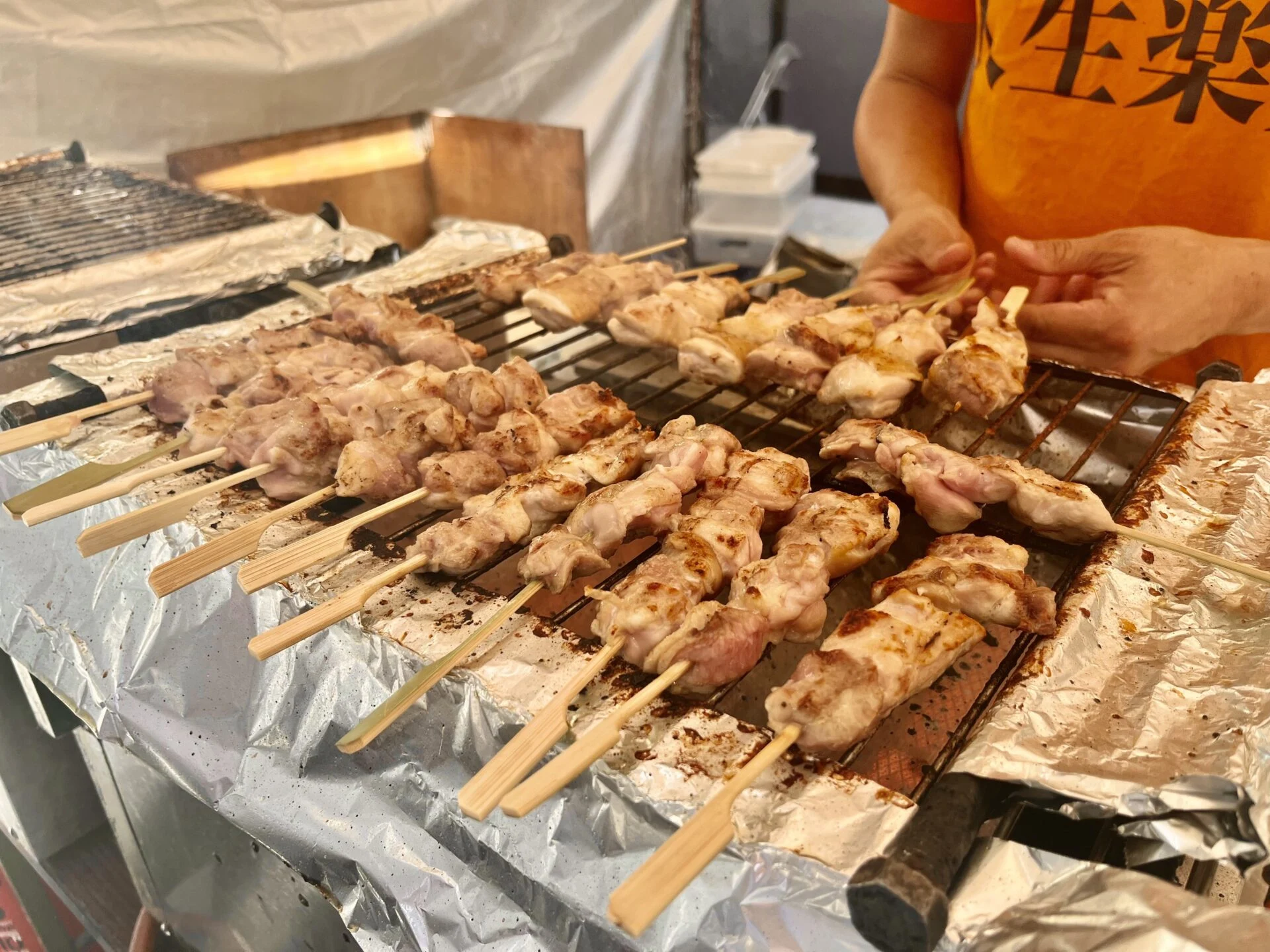 炭火で焼かれていく焼き鳥