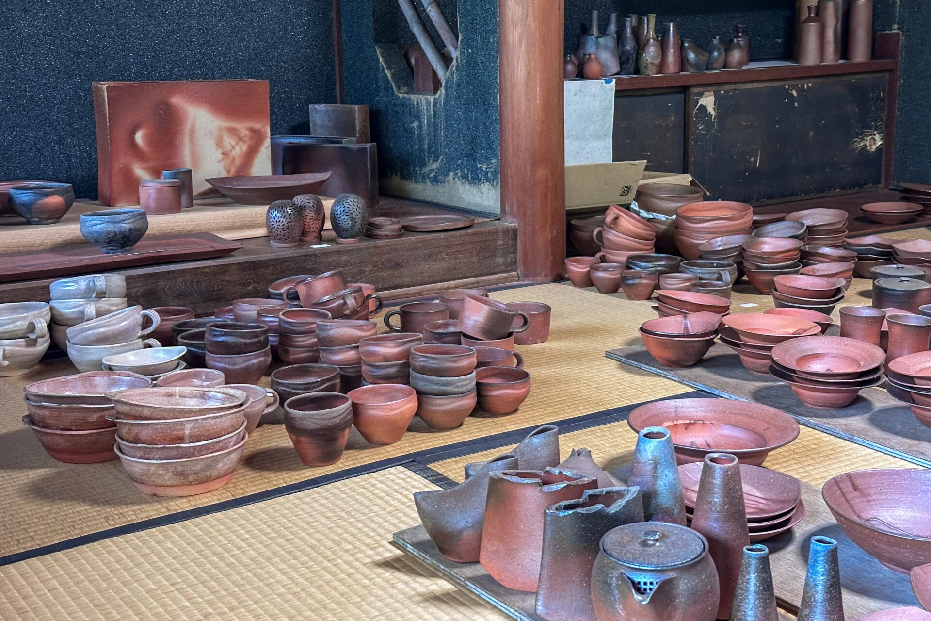 現在、母屋の一部は作品の展示スペースとして活用されています