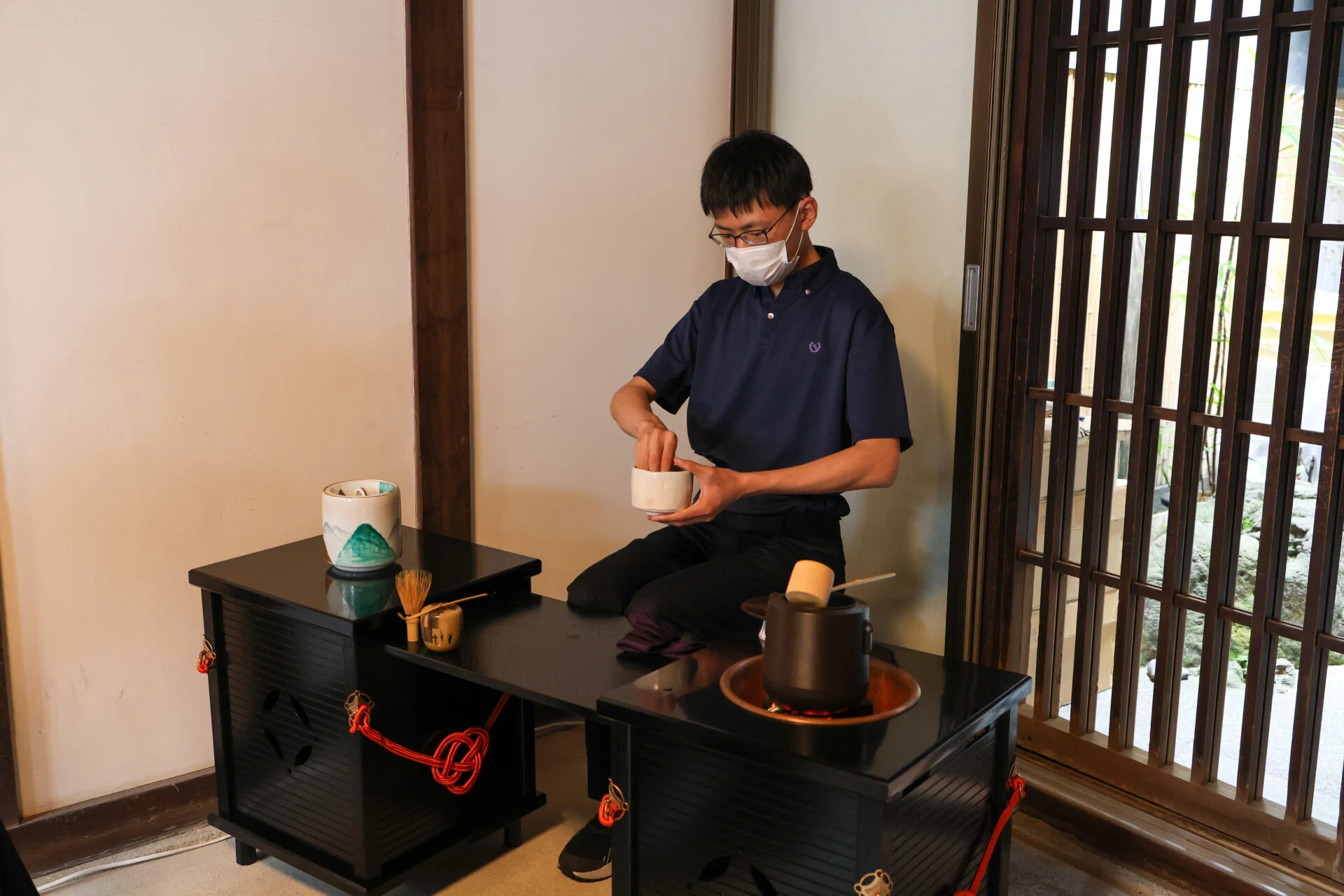 お抹茶を立てている高校生