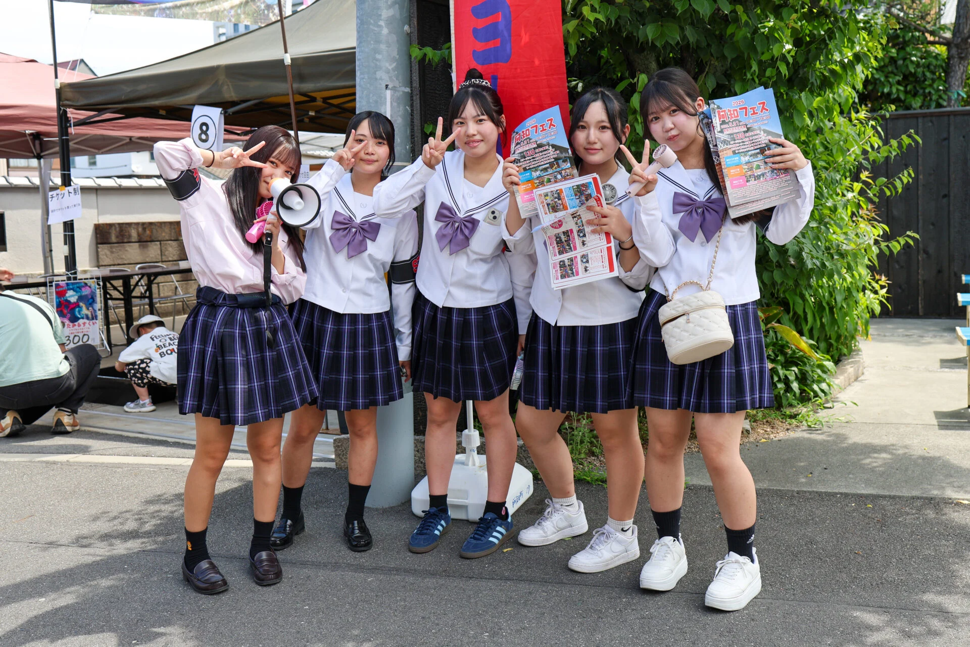 翠松高等学校の地域交流部のボランティアの生徒たち