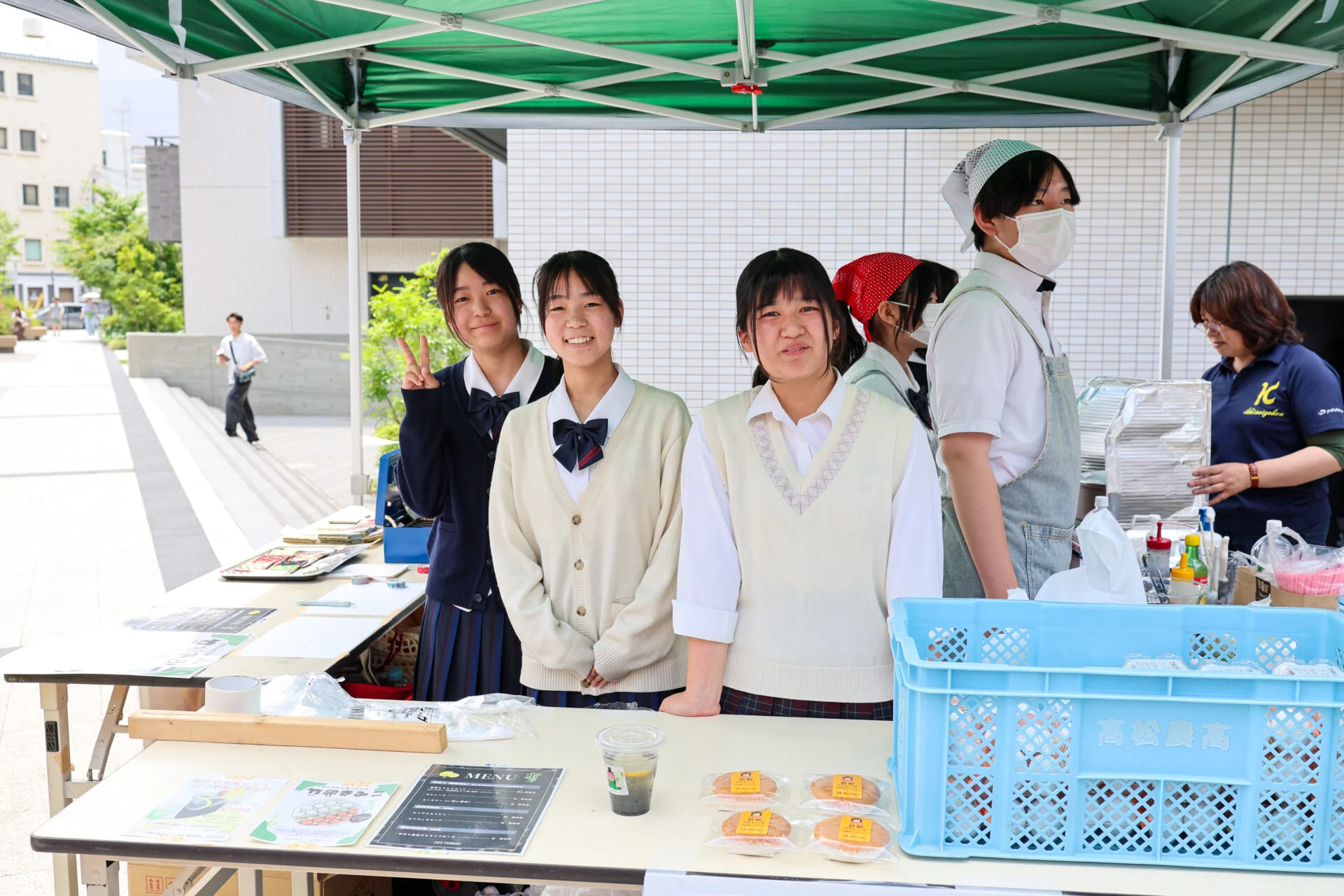倉敷商業高等学校と高松農業高等学校のブース