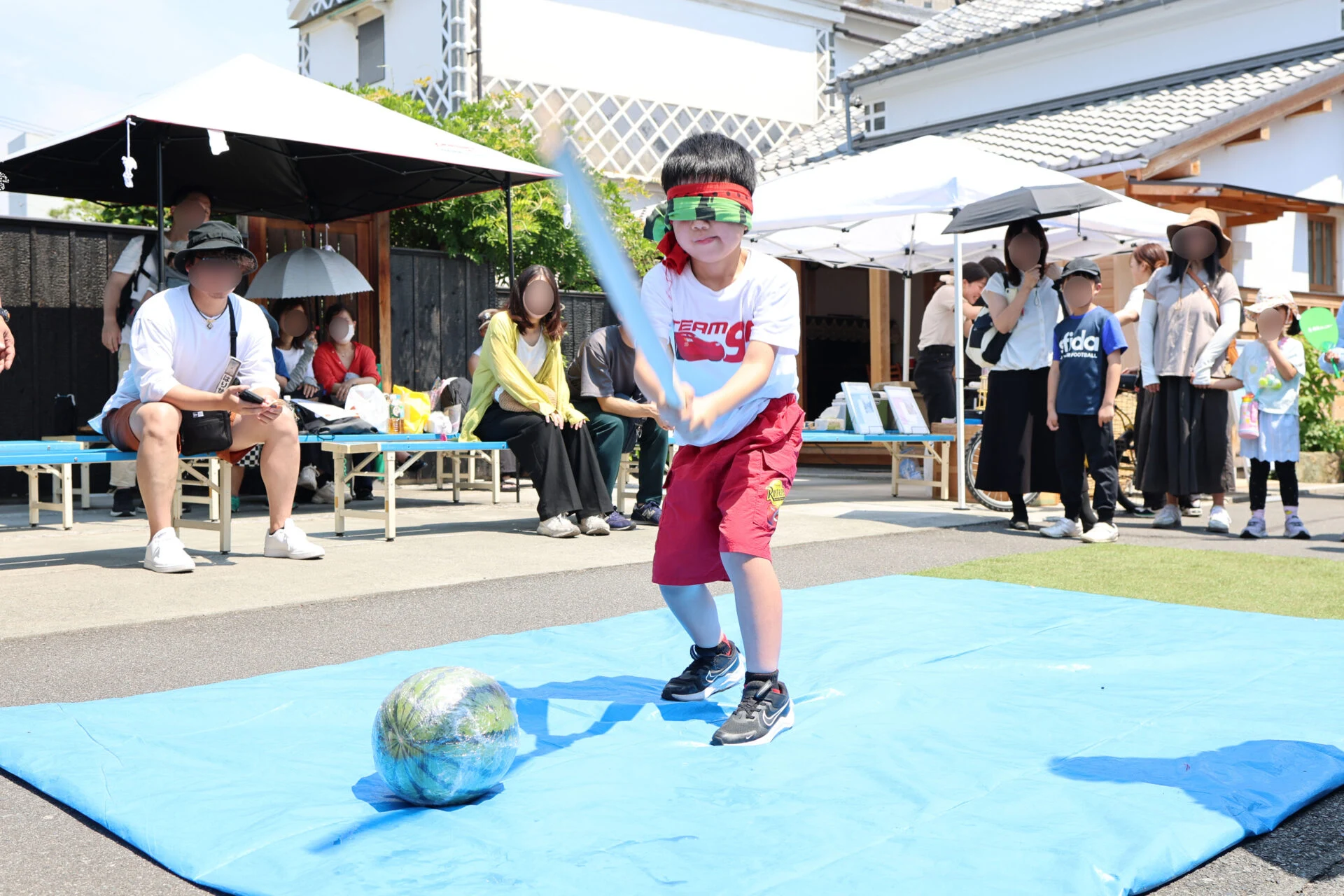 スイカ割り体験を楽しむ子ども