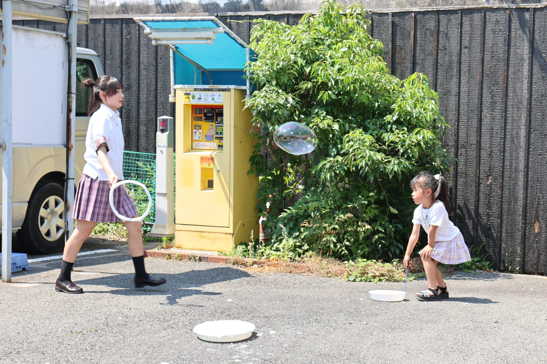 しゃぼん玉で子どもを楽しませている高校生の姿