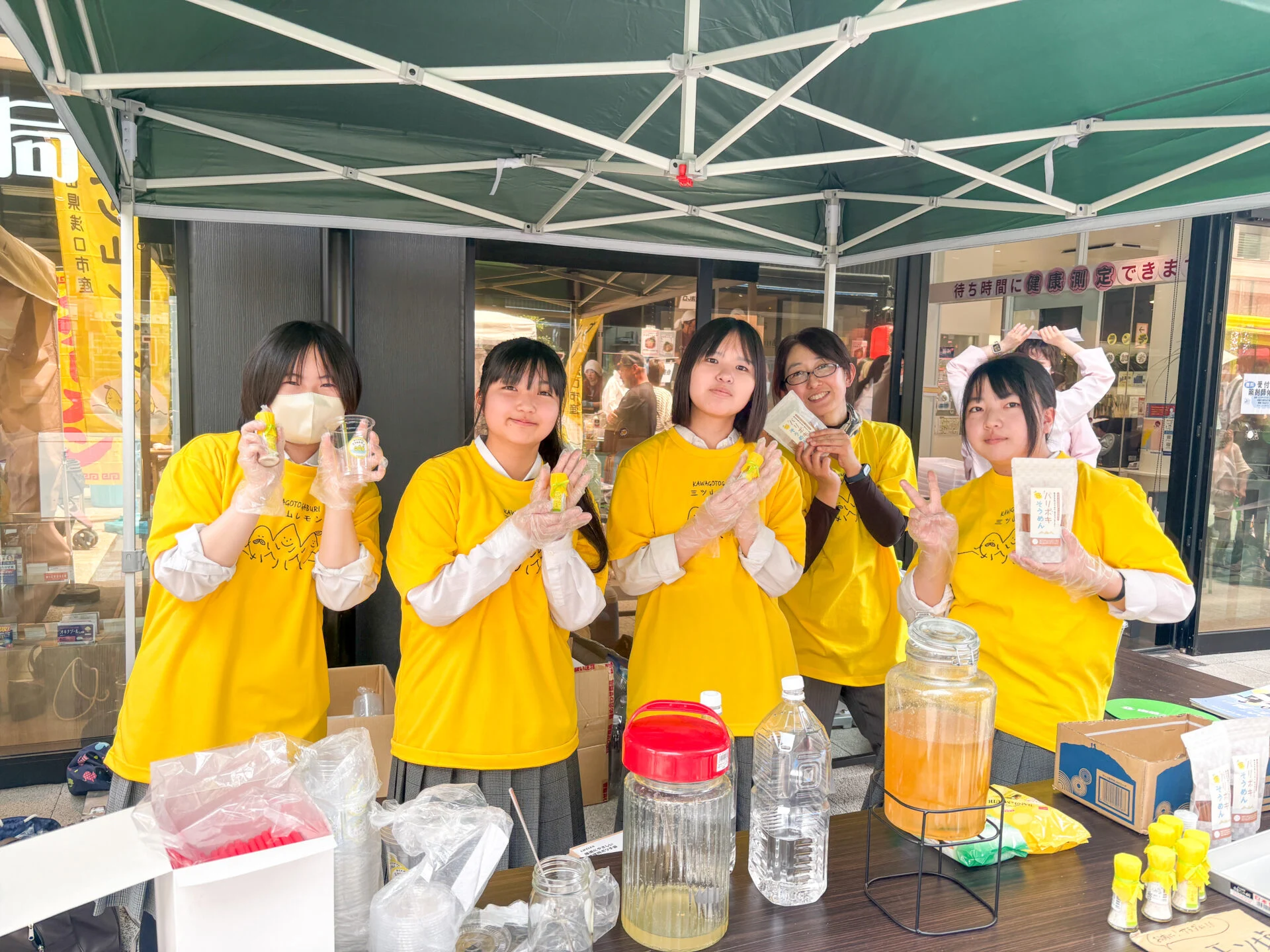お手伝いに来ていた鴨方高等学校の生徒たち
