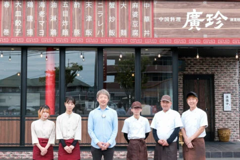 店の前に並ぶスタッフ