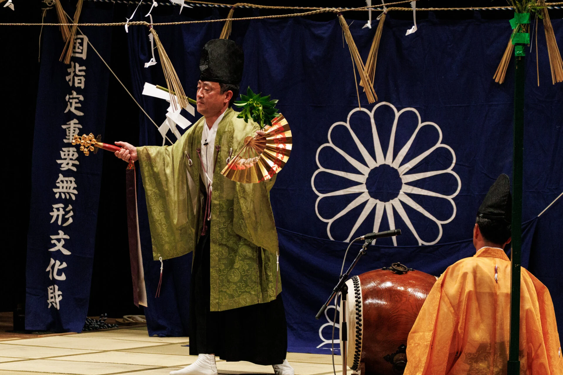 舞い手の持つ「榊」は神の「よりしろ」を意味します