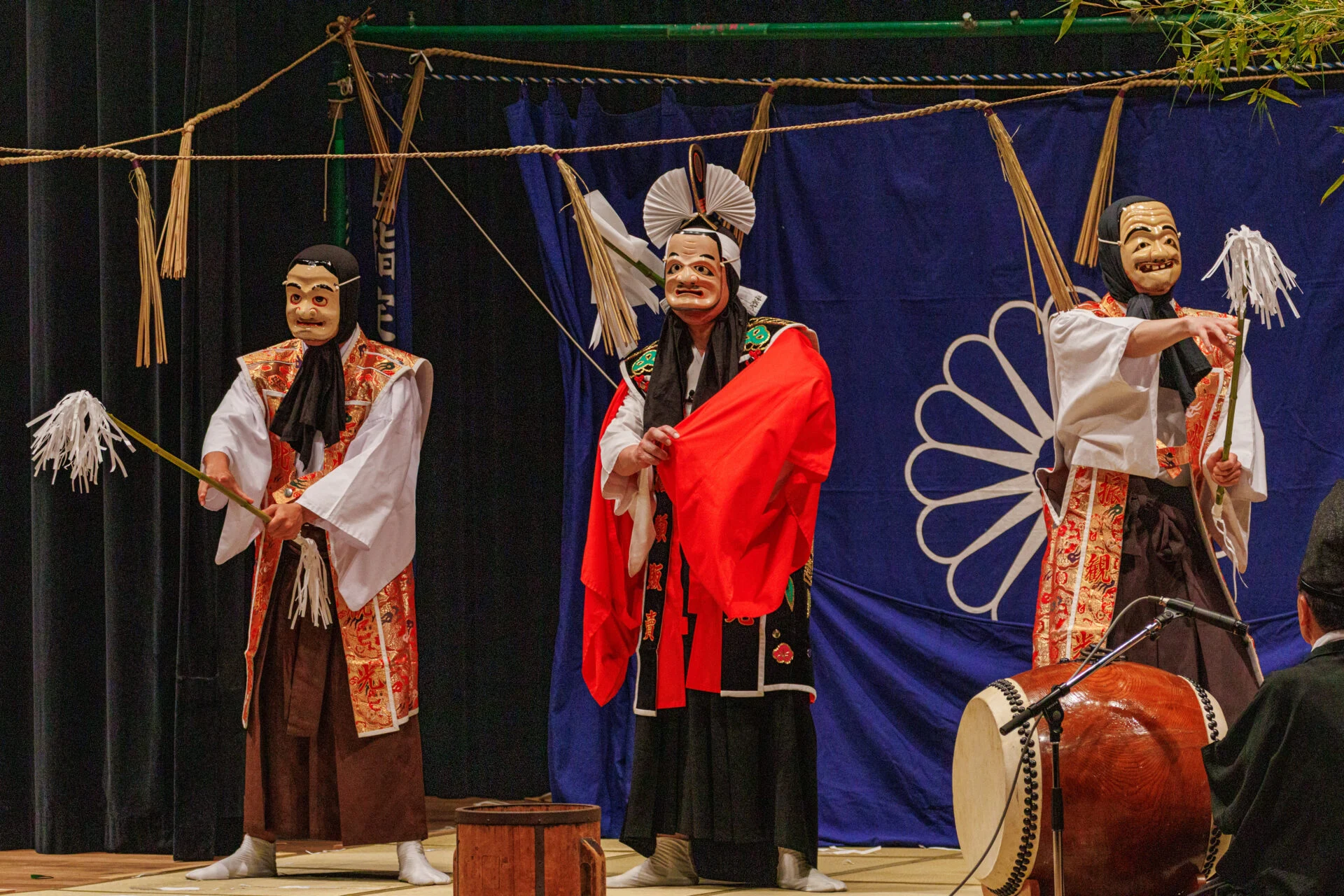 備中神楽きっての人気キャラクター「松尾明神」(中央)