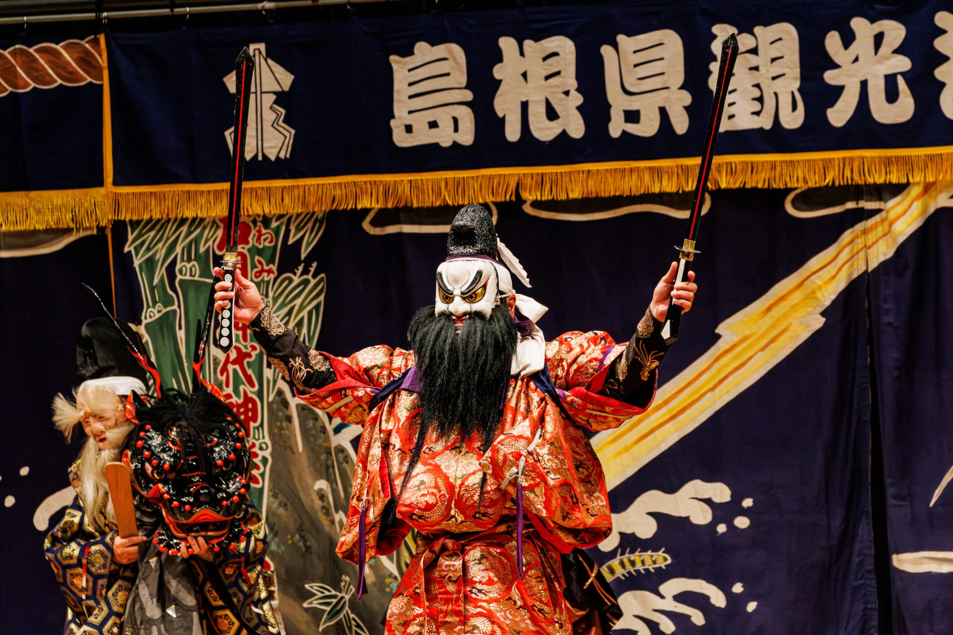 大蛇の尾から取り出した草薙剣(くさなぎのつるぎ)を掲げる素戔嗚尊
