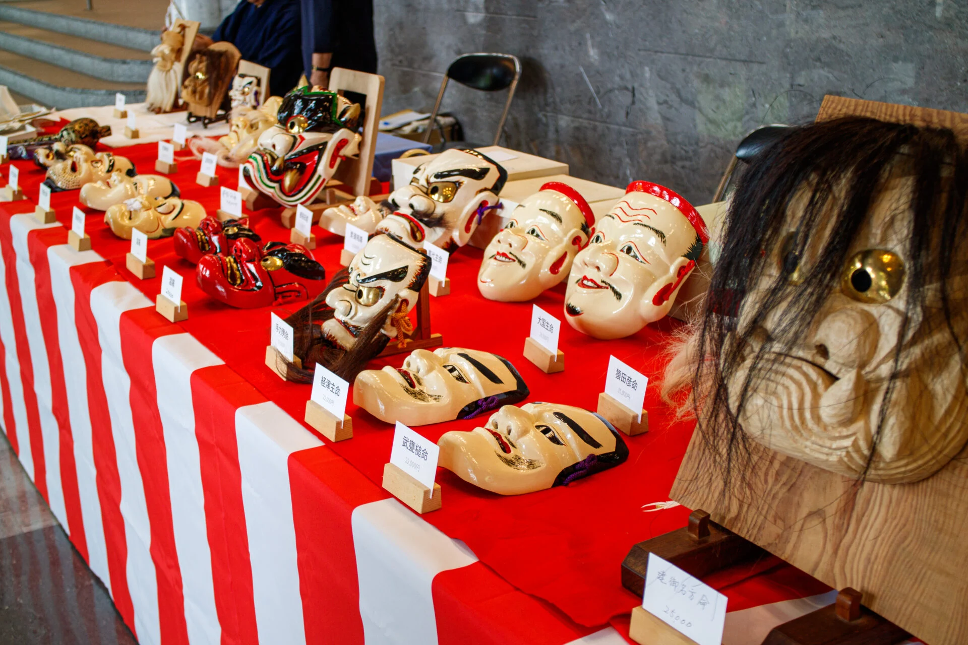 会場ロビーにて展示販売されるさまざまな神楽面