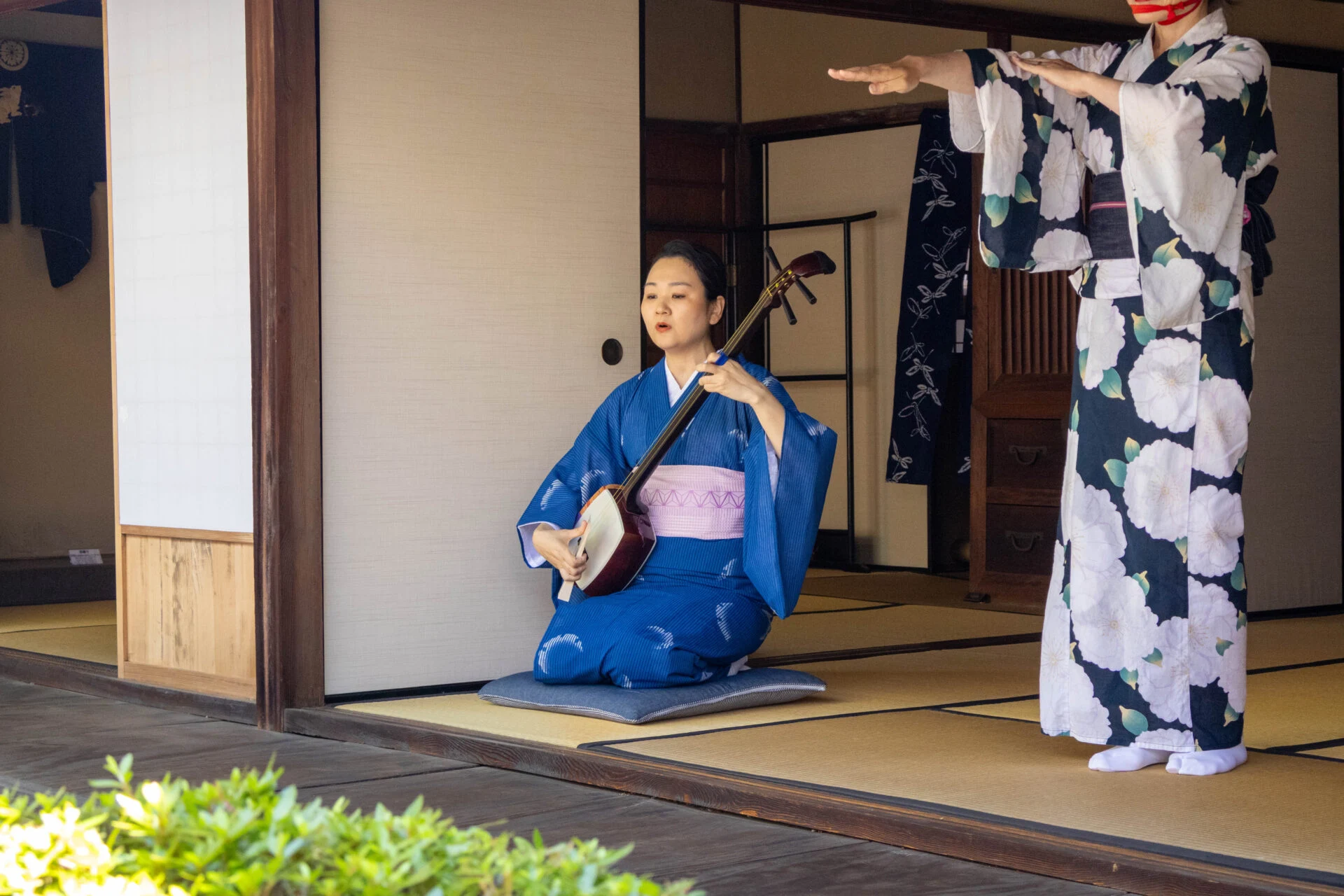 下津井節を歌う民謡歌手の津本ゆかりさん