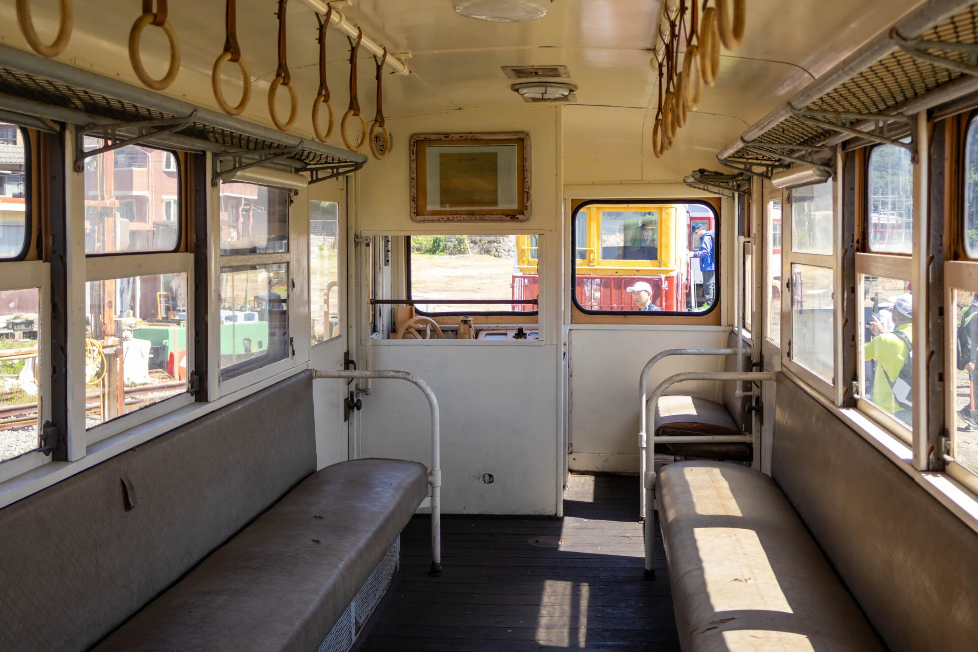 ギシギシと鳴る木の床が味わい深い車内