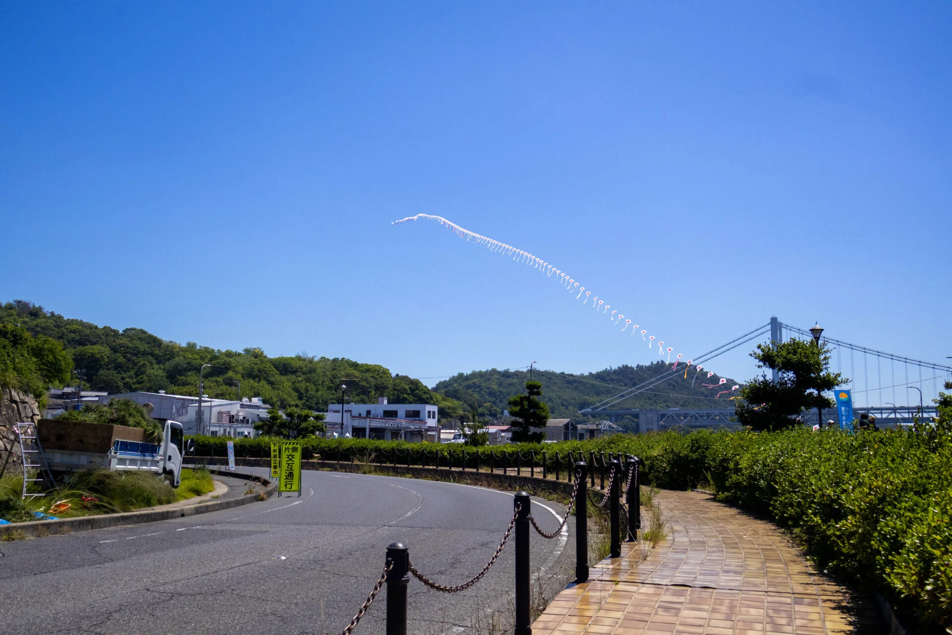 浮かんでいる謎の白い物体
