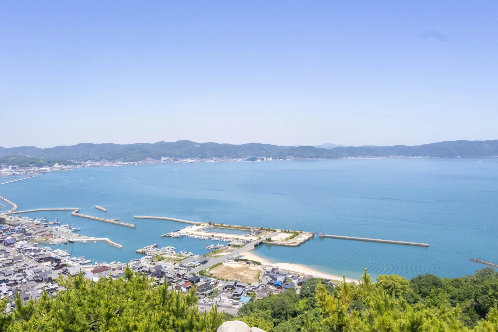 児島ボートレース場も見える