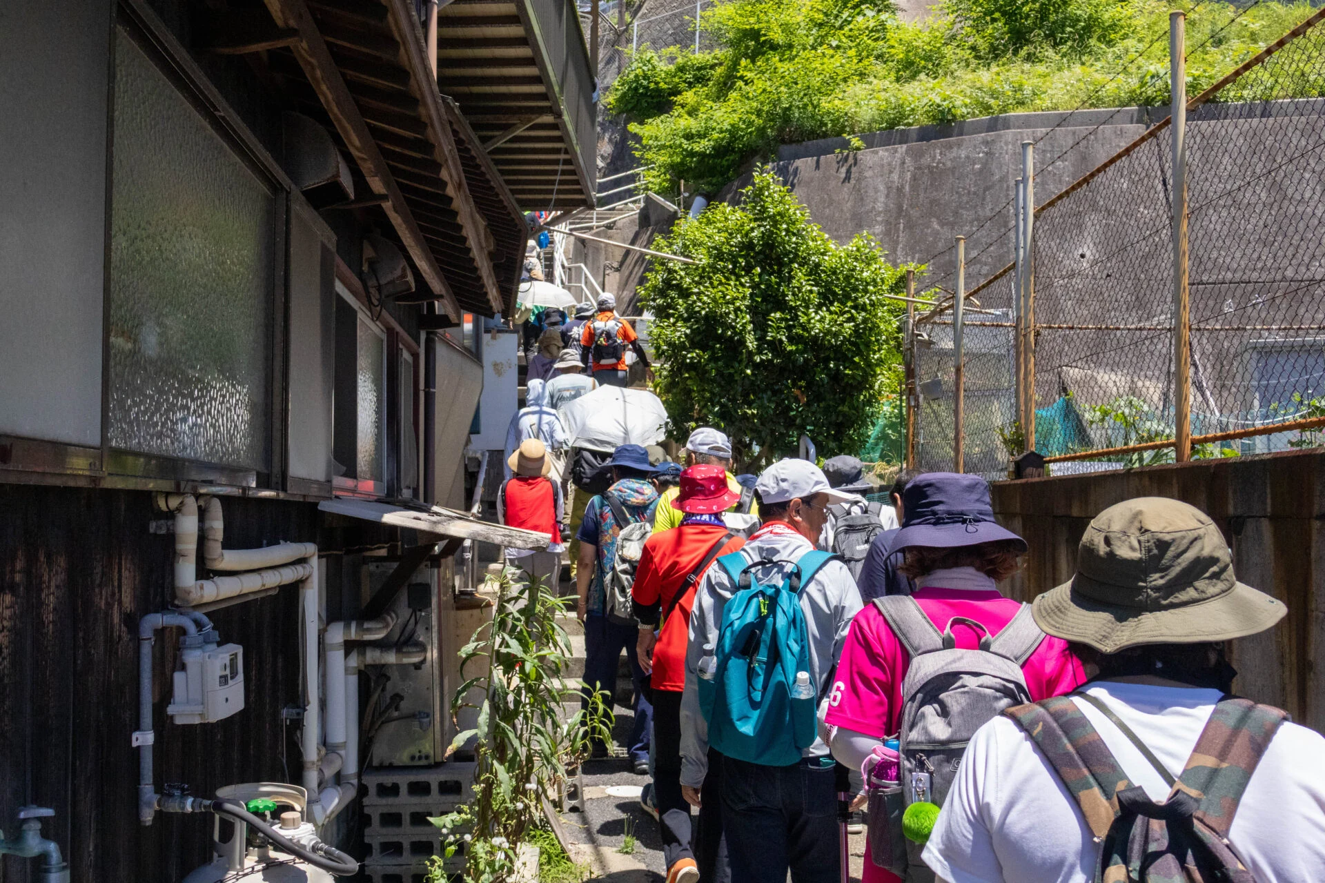 民家の脇にある細い階段を上がっていく
