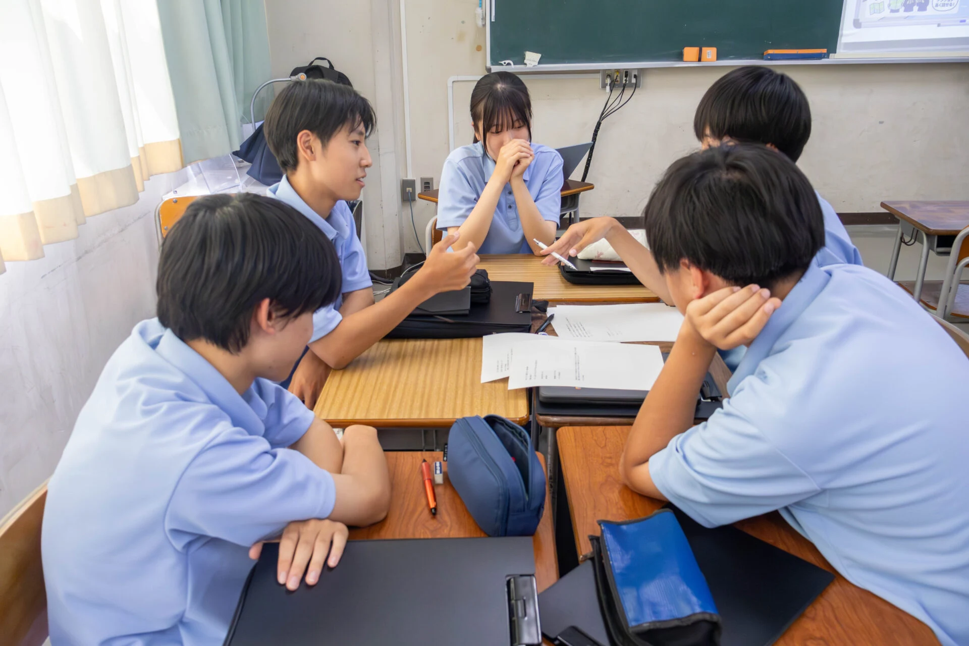 グループワークで新たなビジネスを考える高校生
