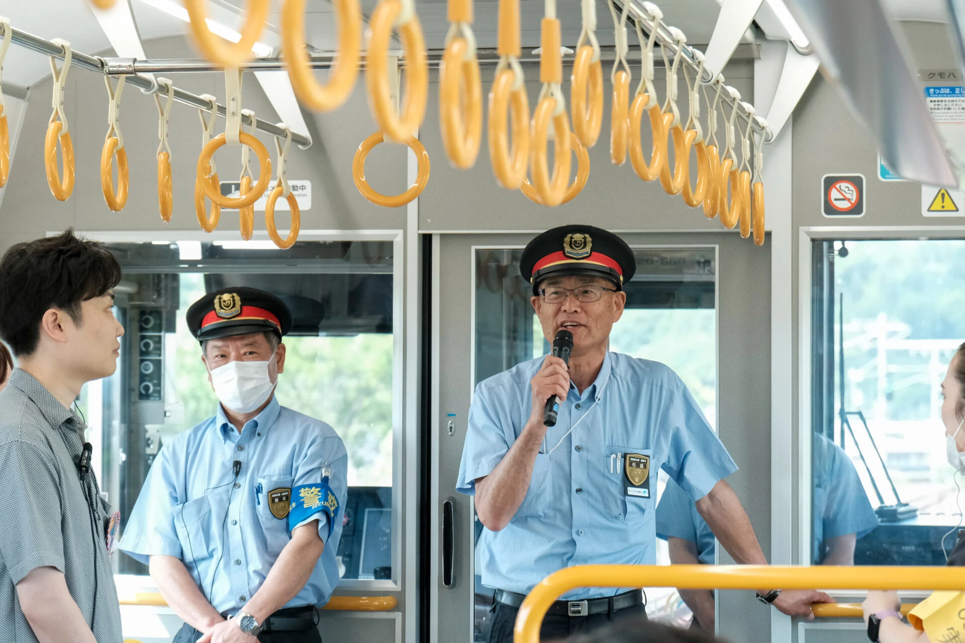 車内であいさつするJR倉敷駅長