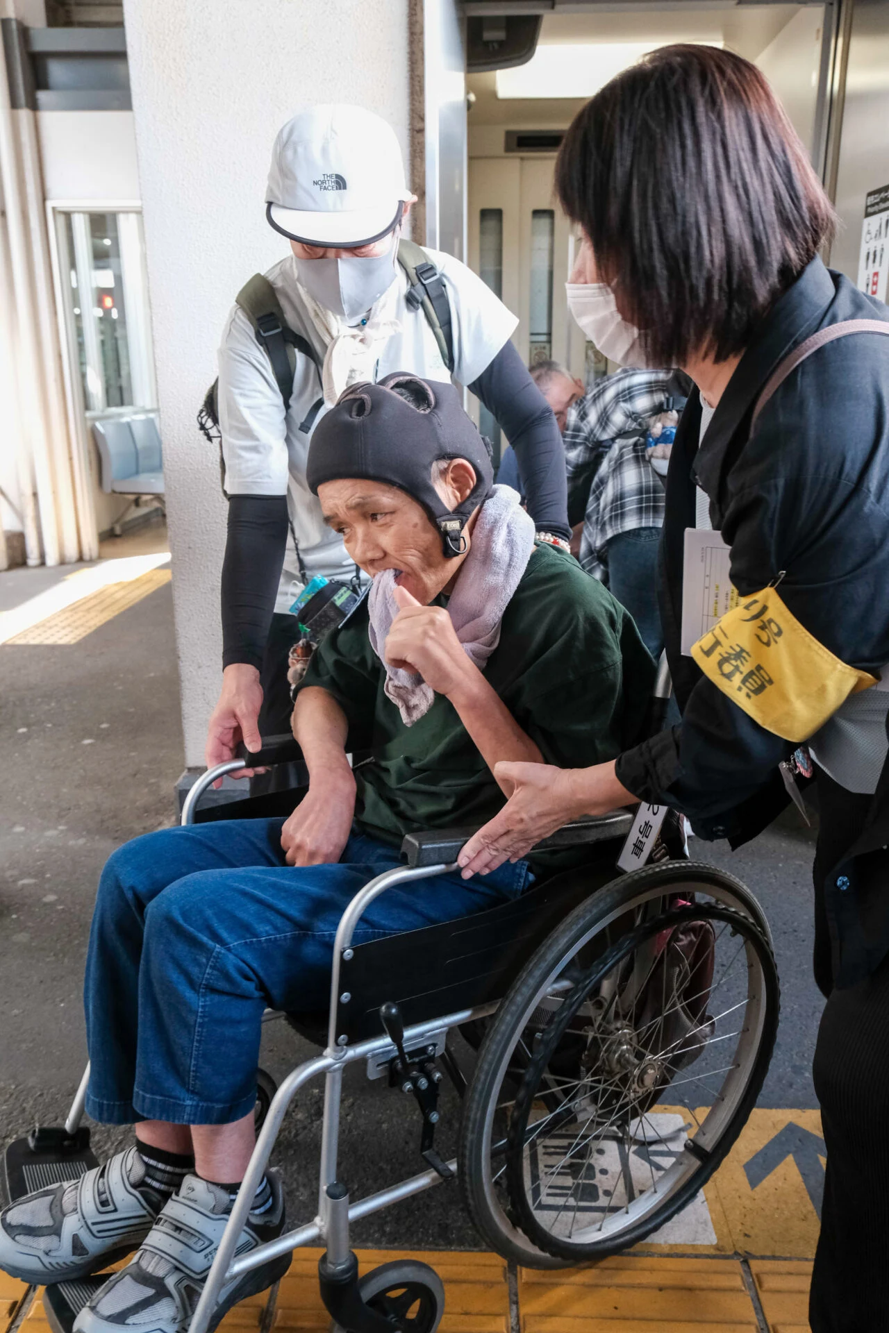 車内へ移動する参加者