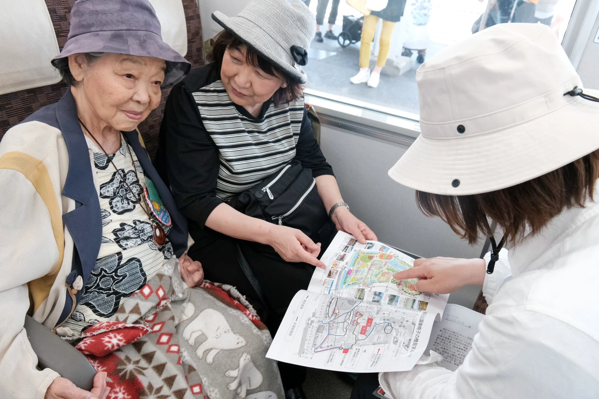車椅子から移乗してボックスシートに座る参加者