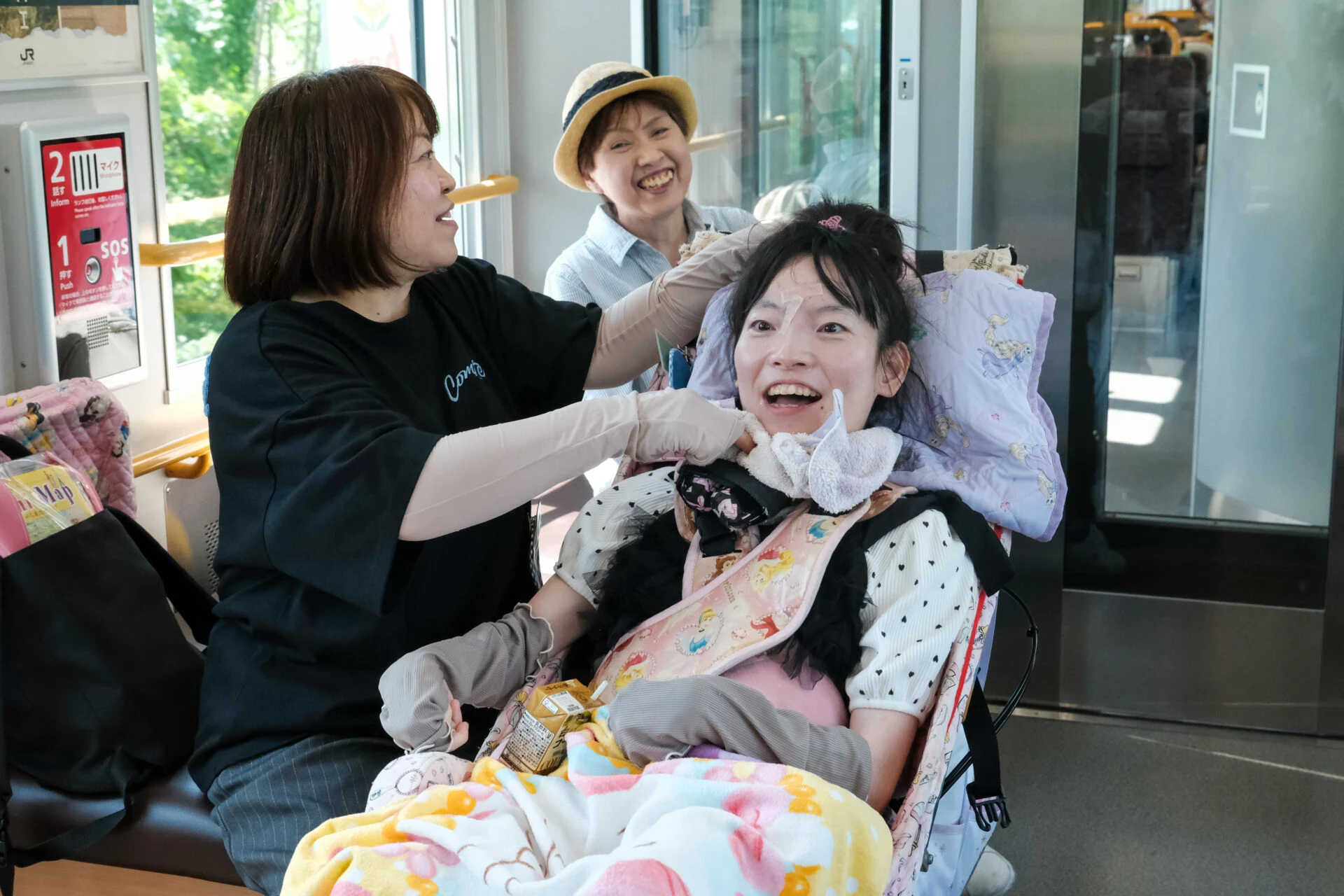 車椅子のまま乗車し、家族がロングシートを使用した参加者
