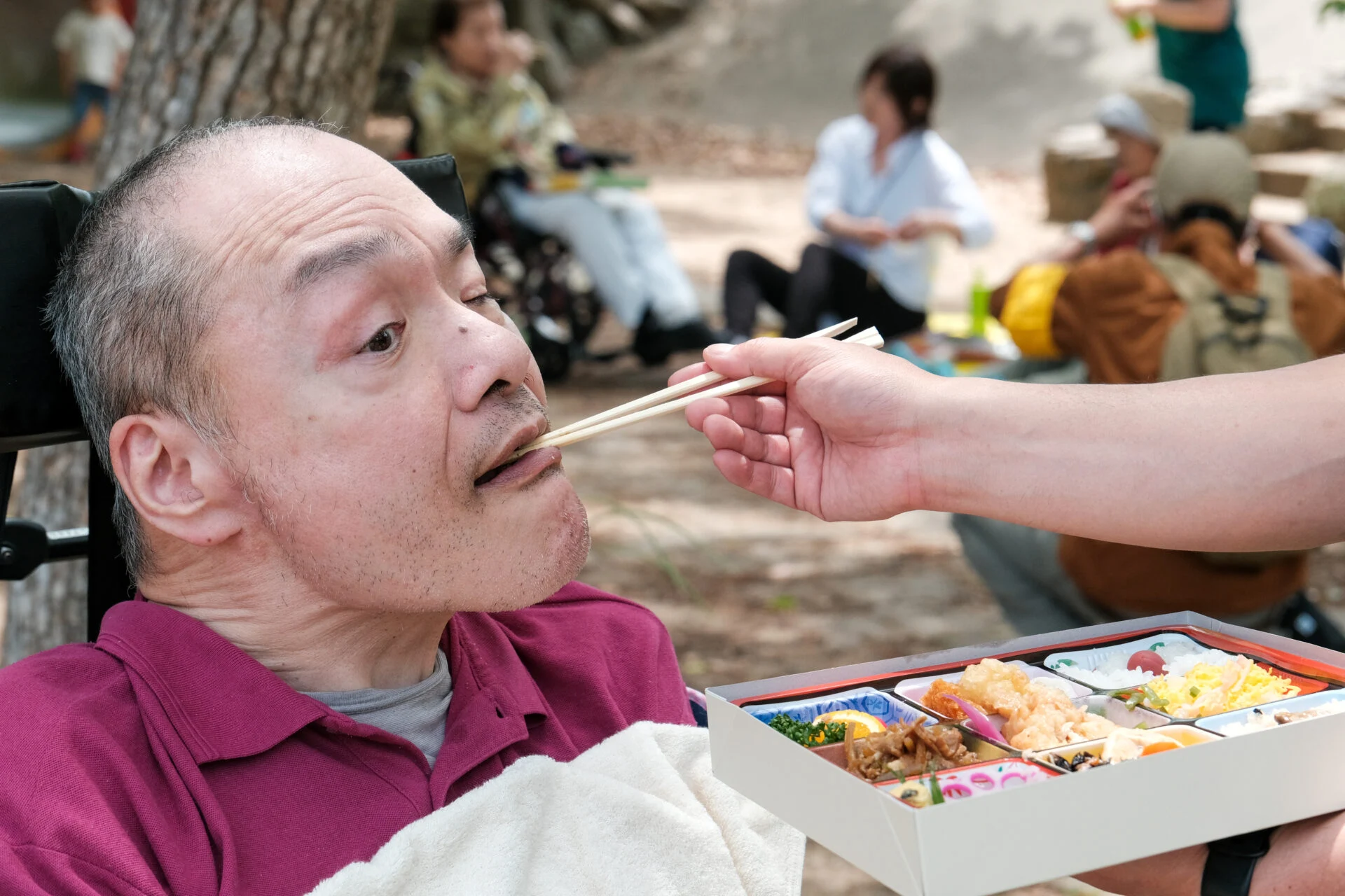 昼食を楽しむ参加者