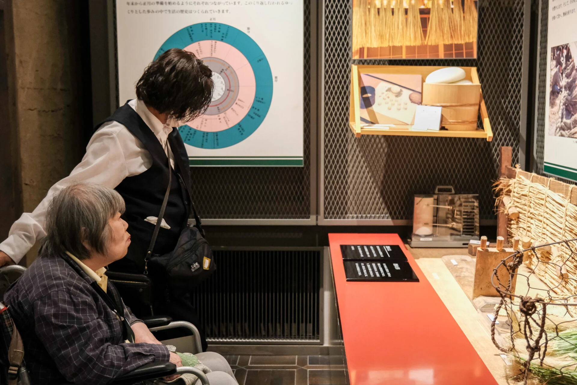展示を鑑賞する参加者