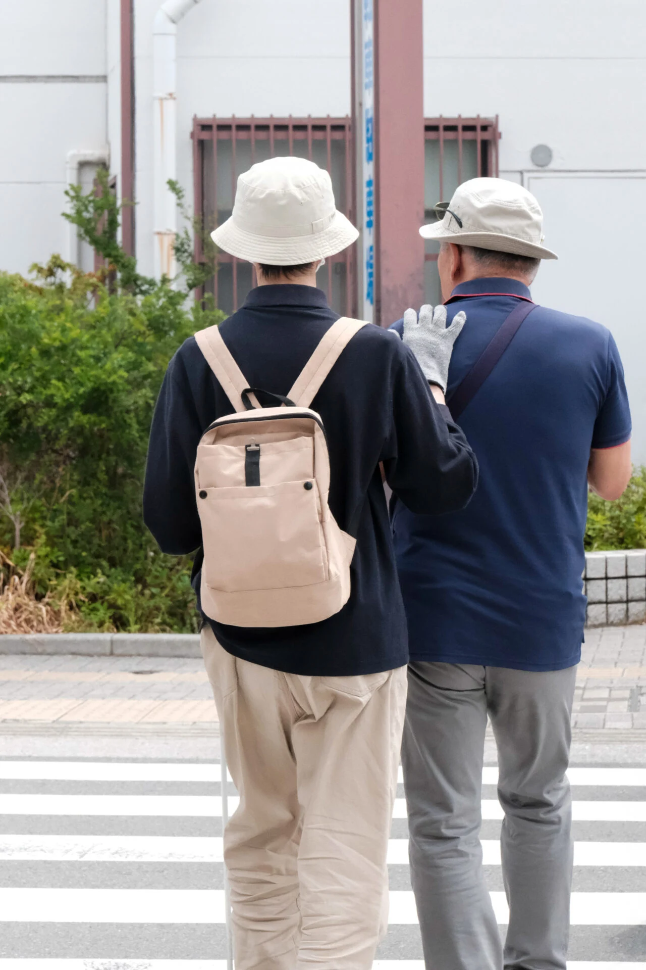 介助ボランティアと歩く視覚障がい者
