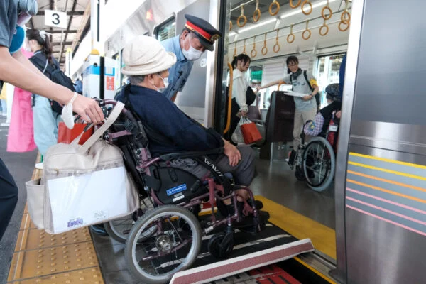 降車する参加者