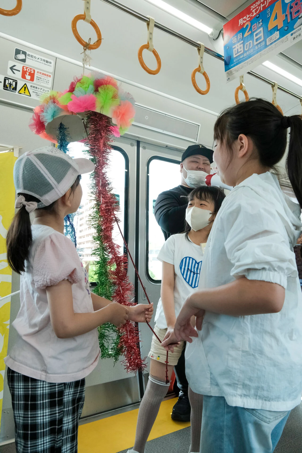 くす玉を割る小学生ボランティア