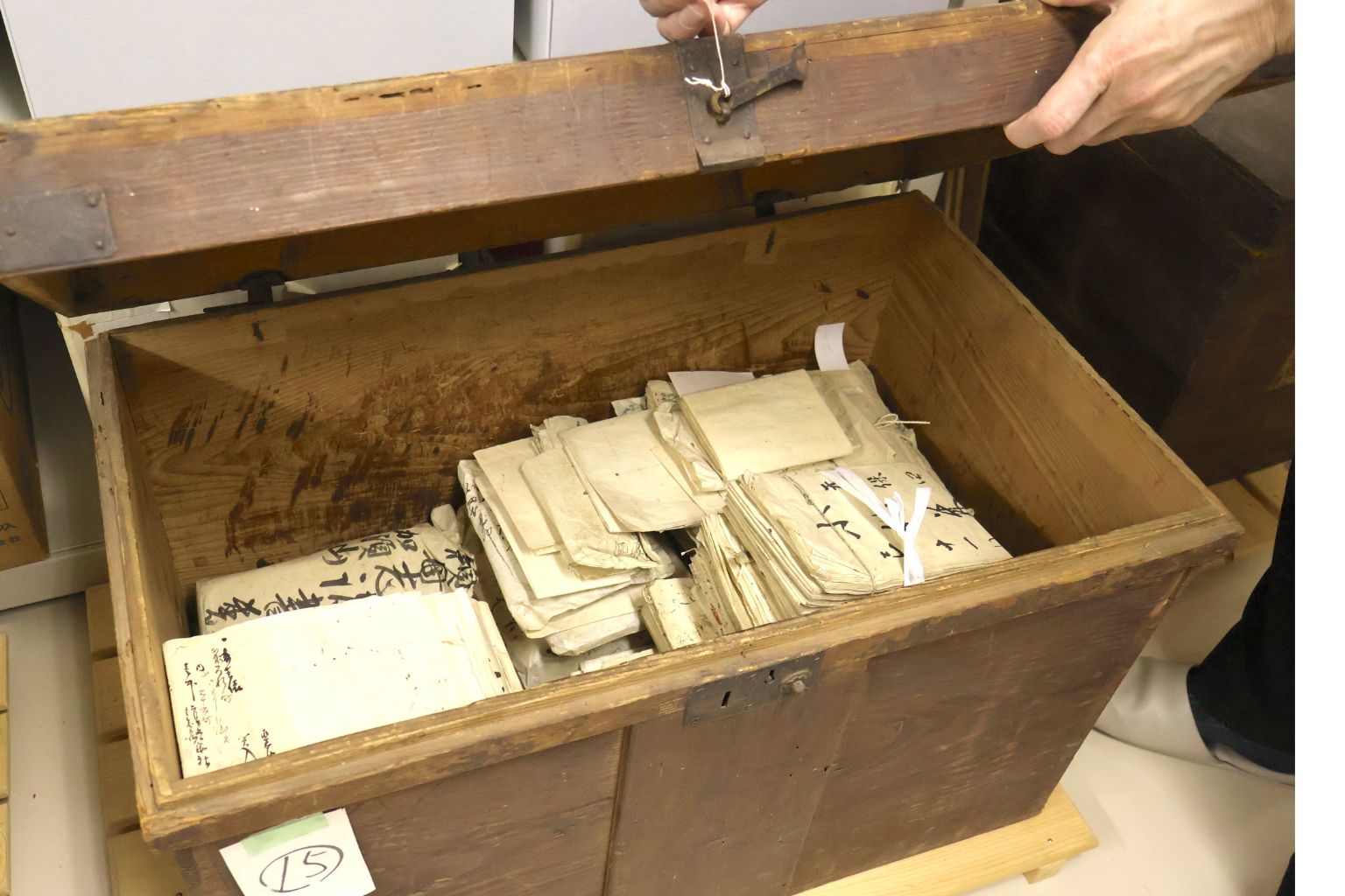 箱に収められている古文書