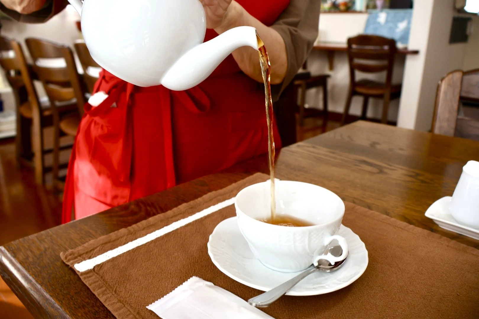 紅茶を注ぐ様子