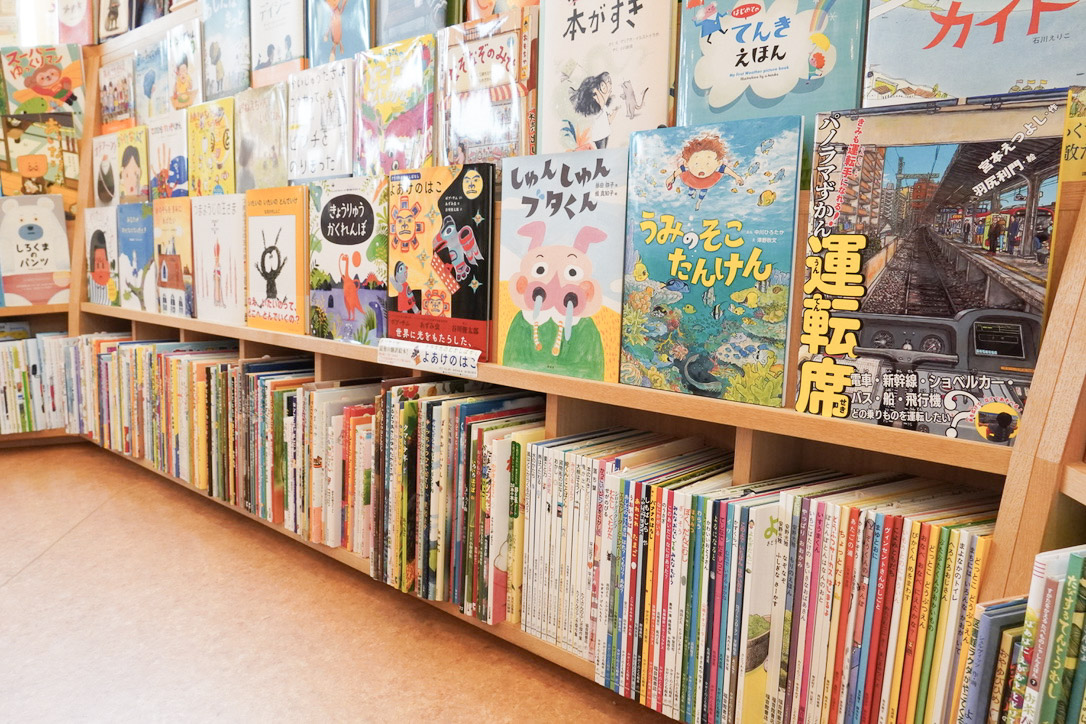 店内に並ぶ絵本