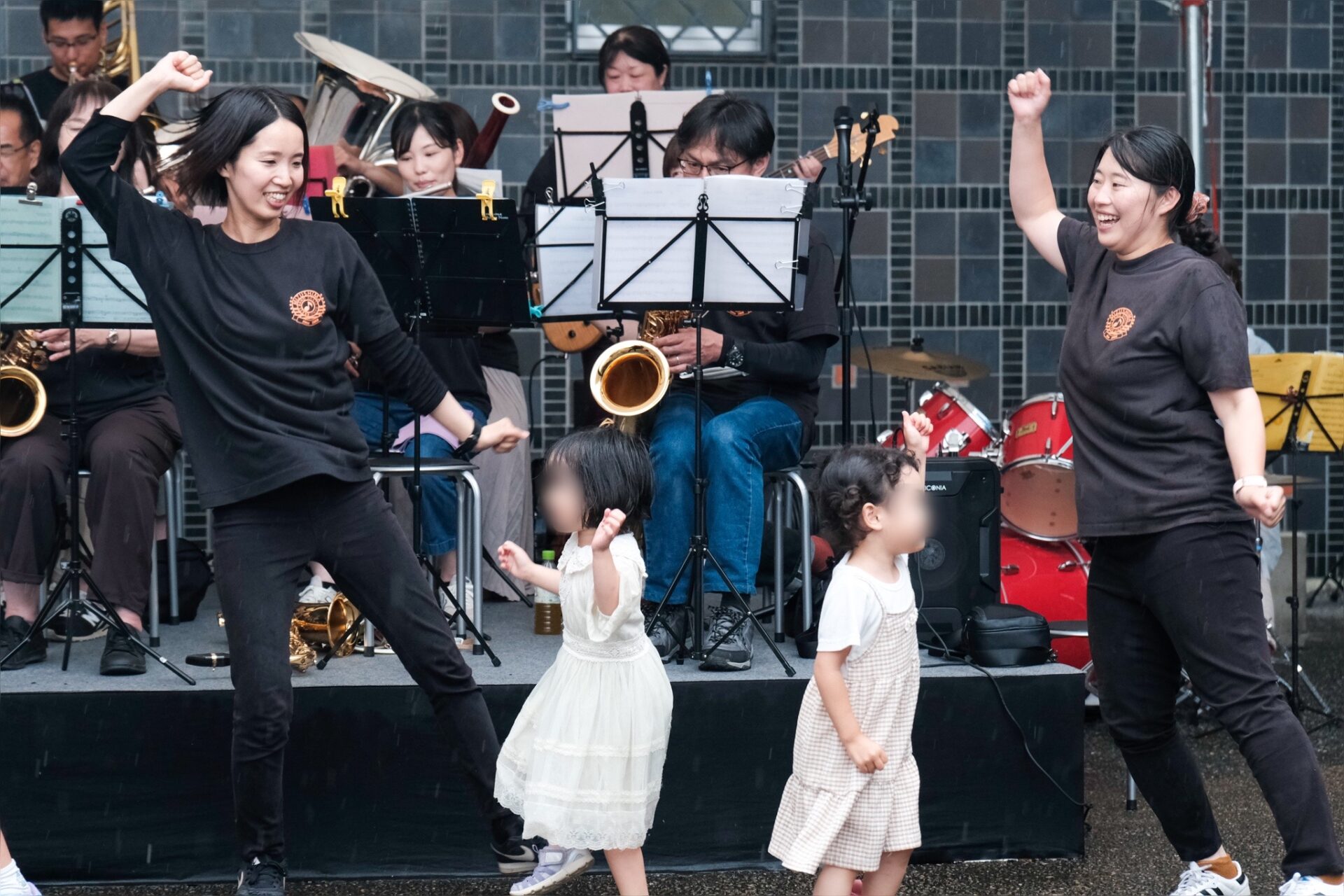 演奏に合わせて踊る子どもたち