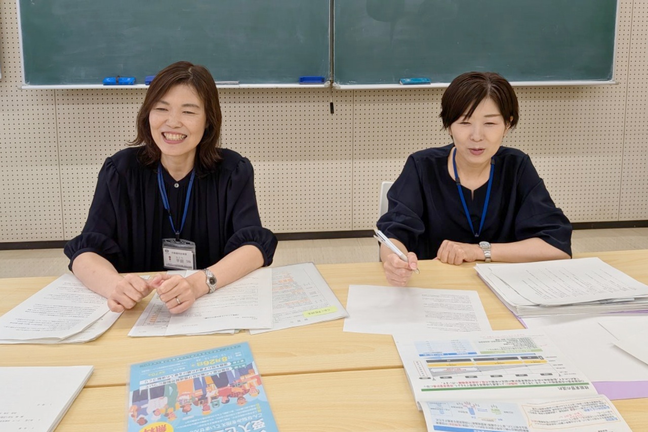倉敷市労働雇用政策課 平田美和(ひらた みわ)さん(左)、金田エリ(かなだ えり)さん(右)