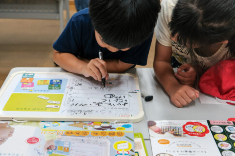 試し書きをする来場者