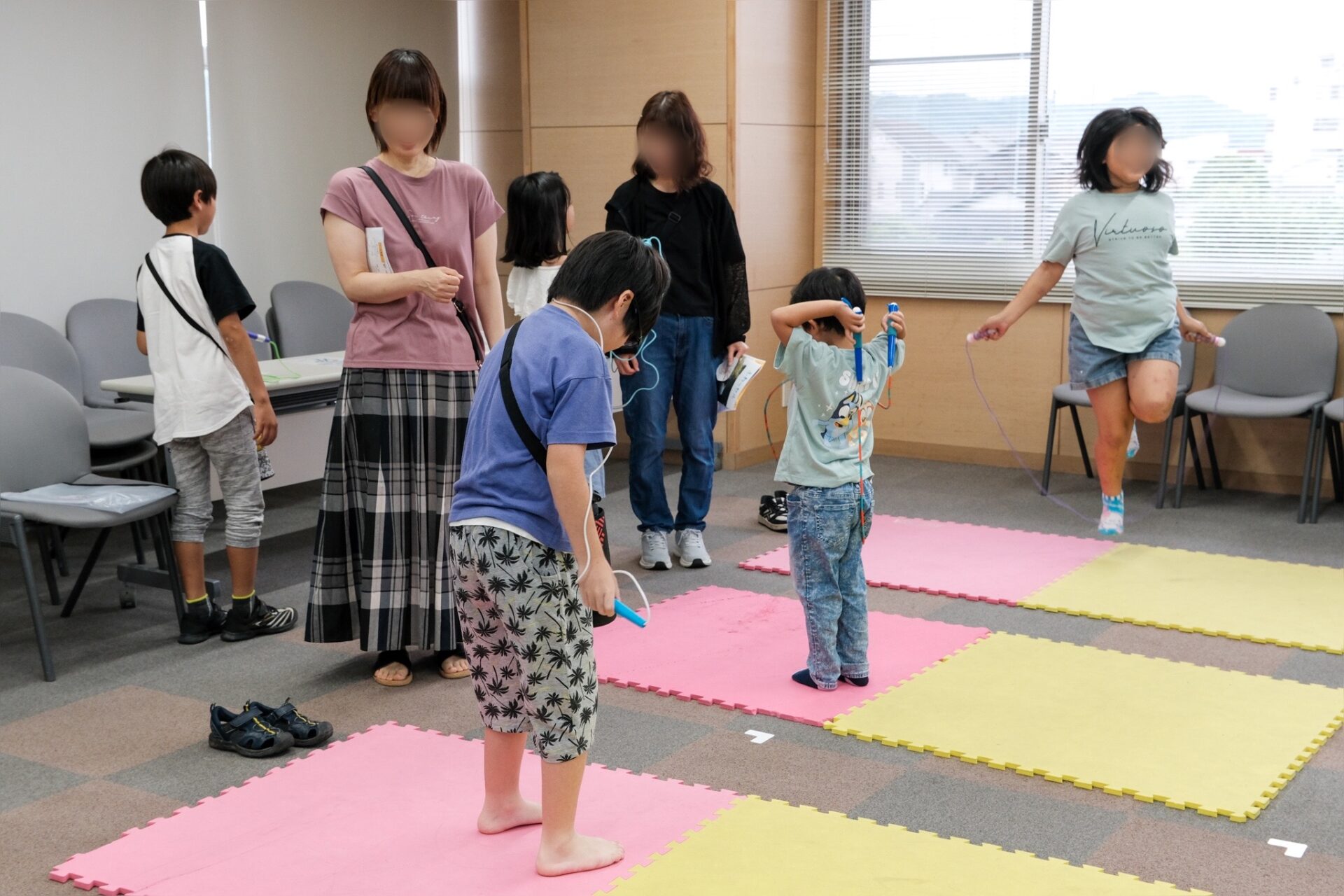 縄跳びをする来場者