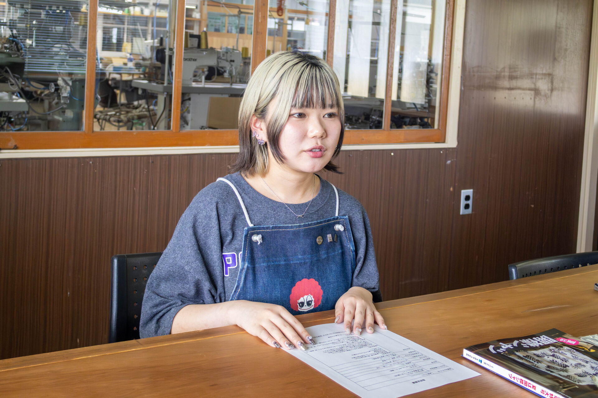 取材に応じる川村波音さん
