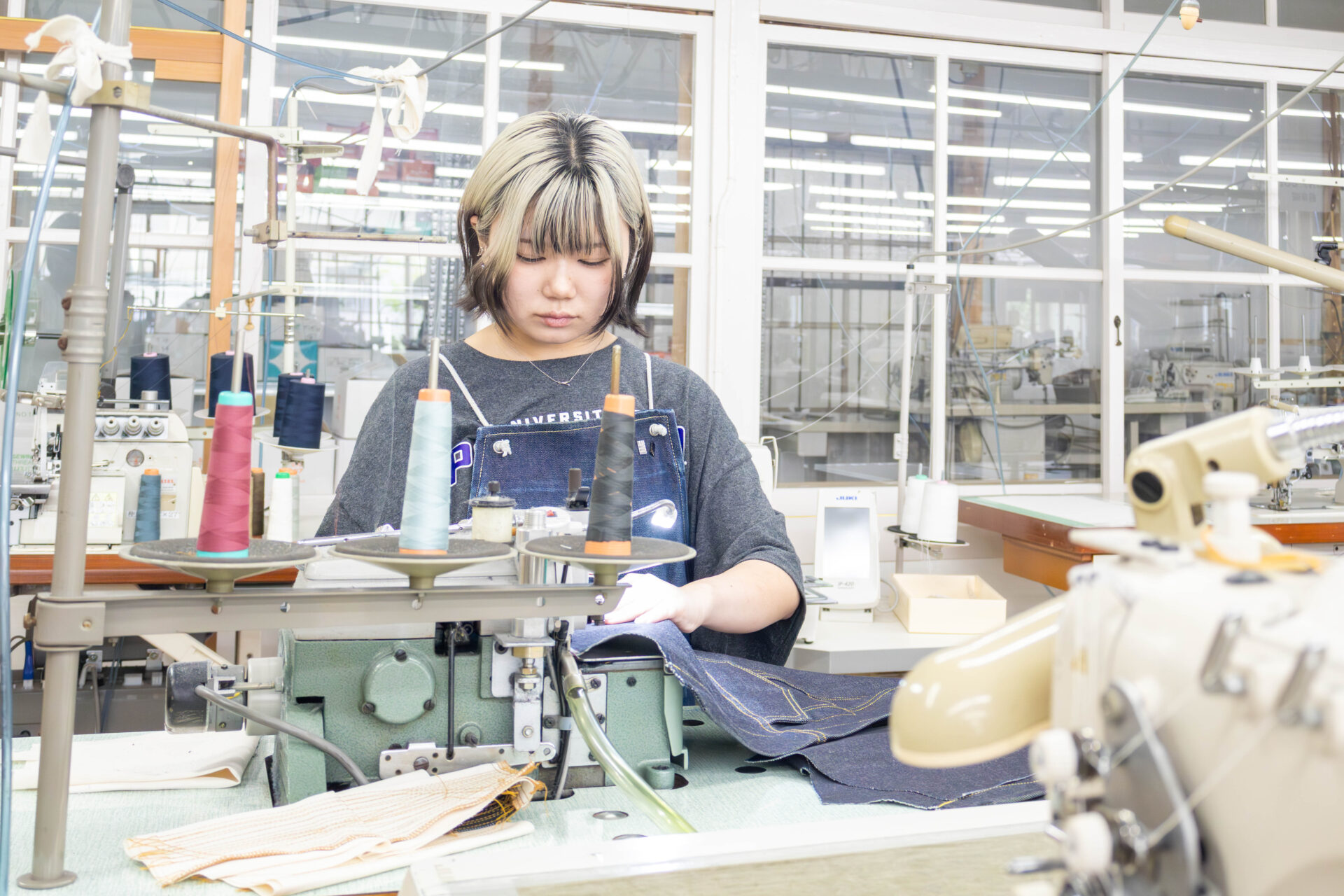 縫製を行う川村さん