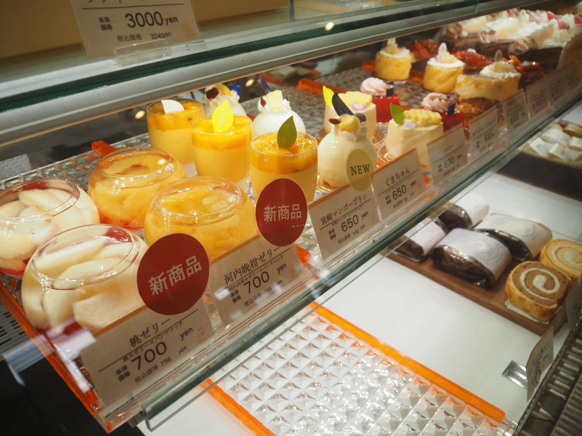 ショーケースに並ぶケーキやゼリー