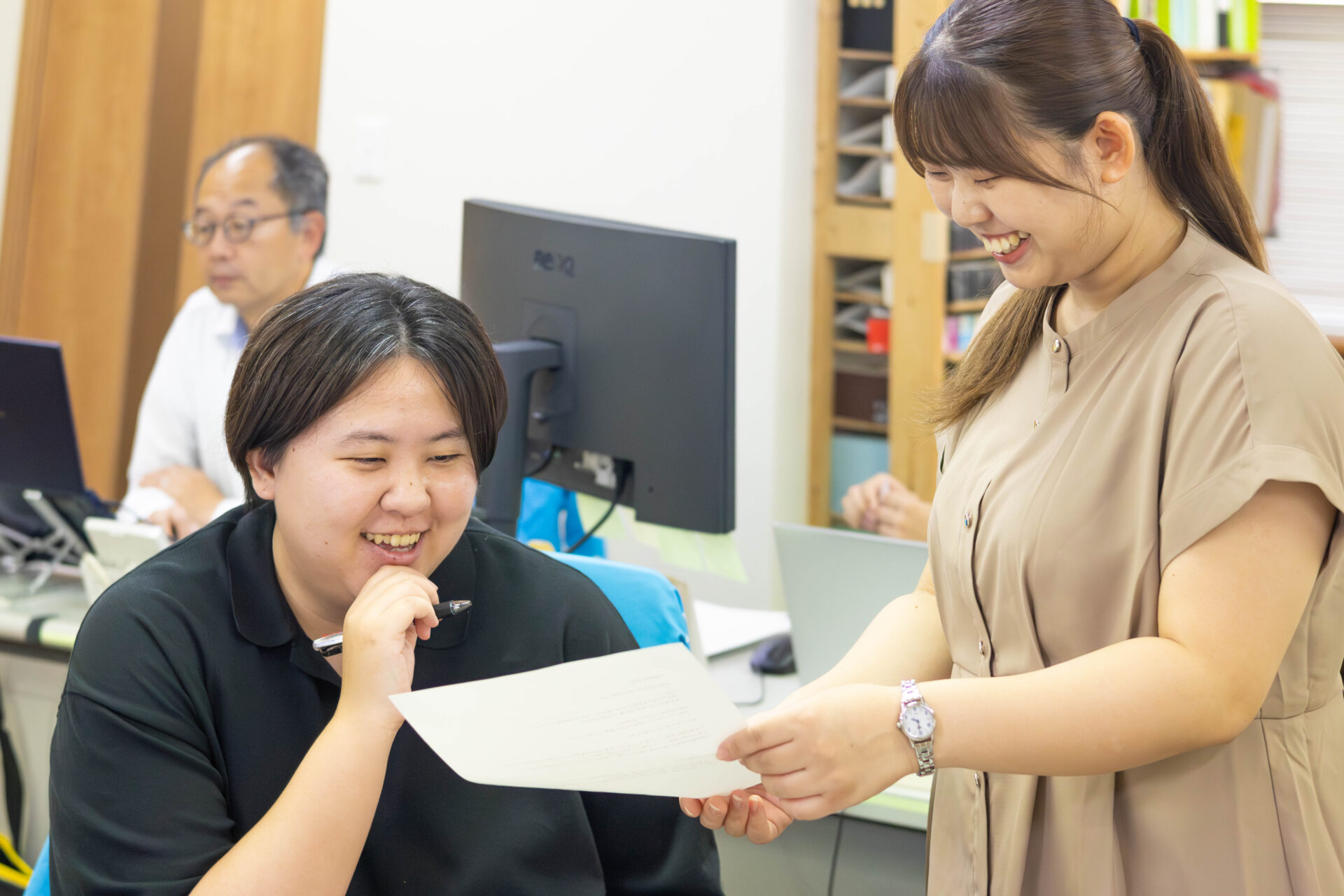 先輩と話す本郷さん