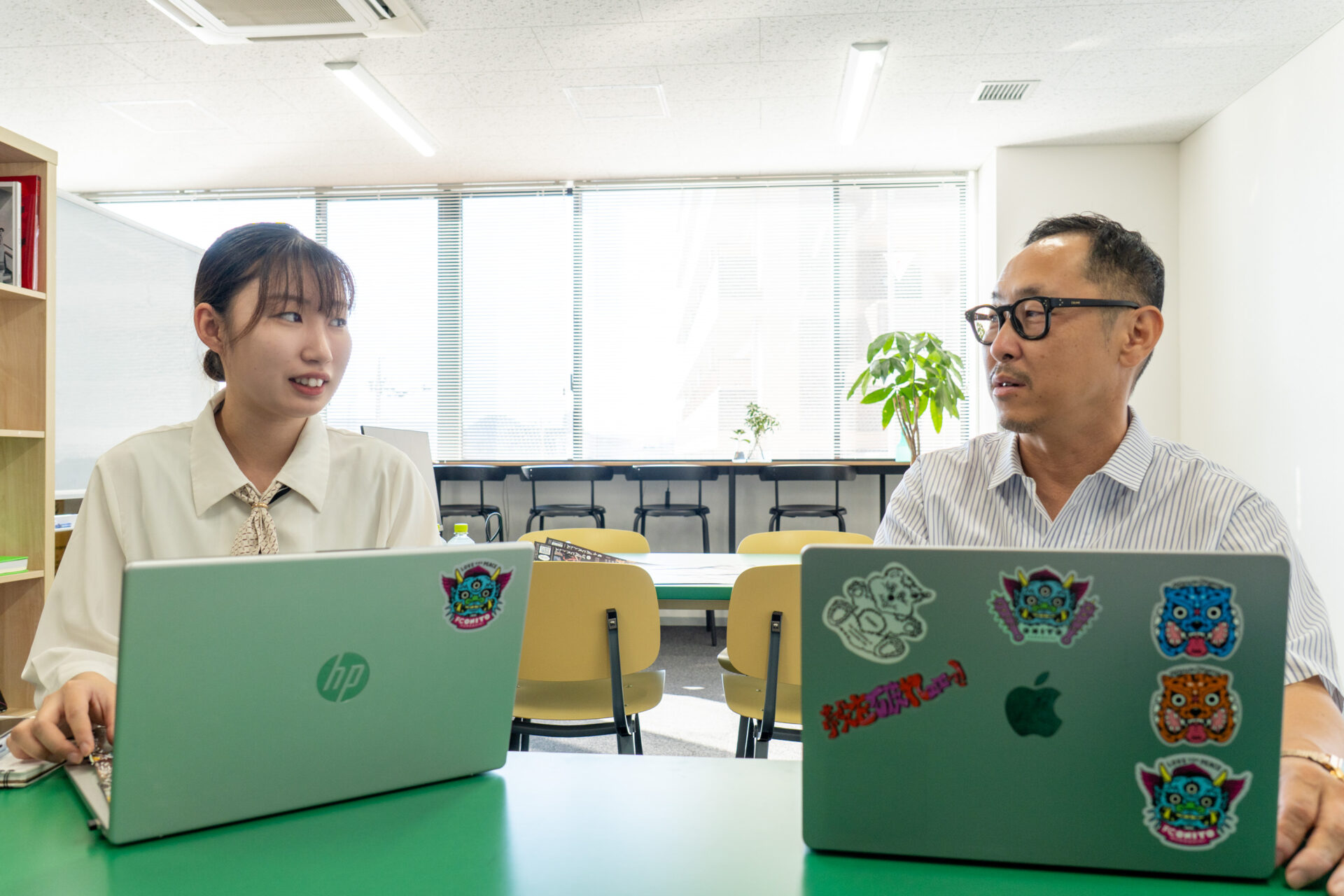 左から龜山夏美さん、秋葉優一さん