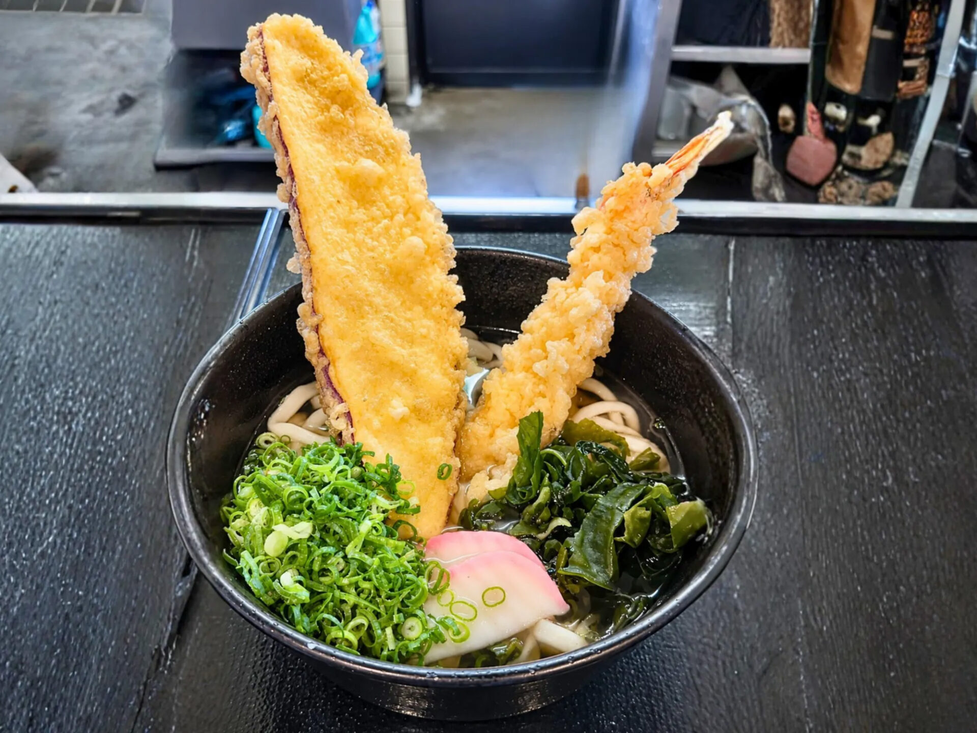 縦ギリのイモ天が載ったうどん