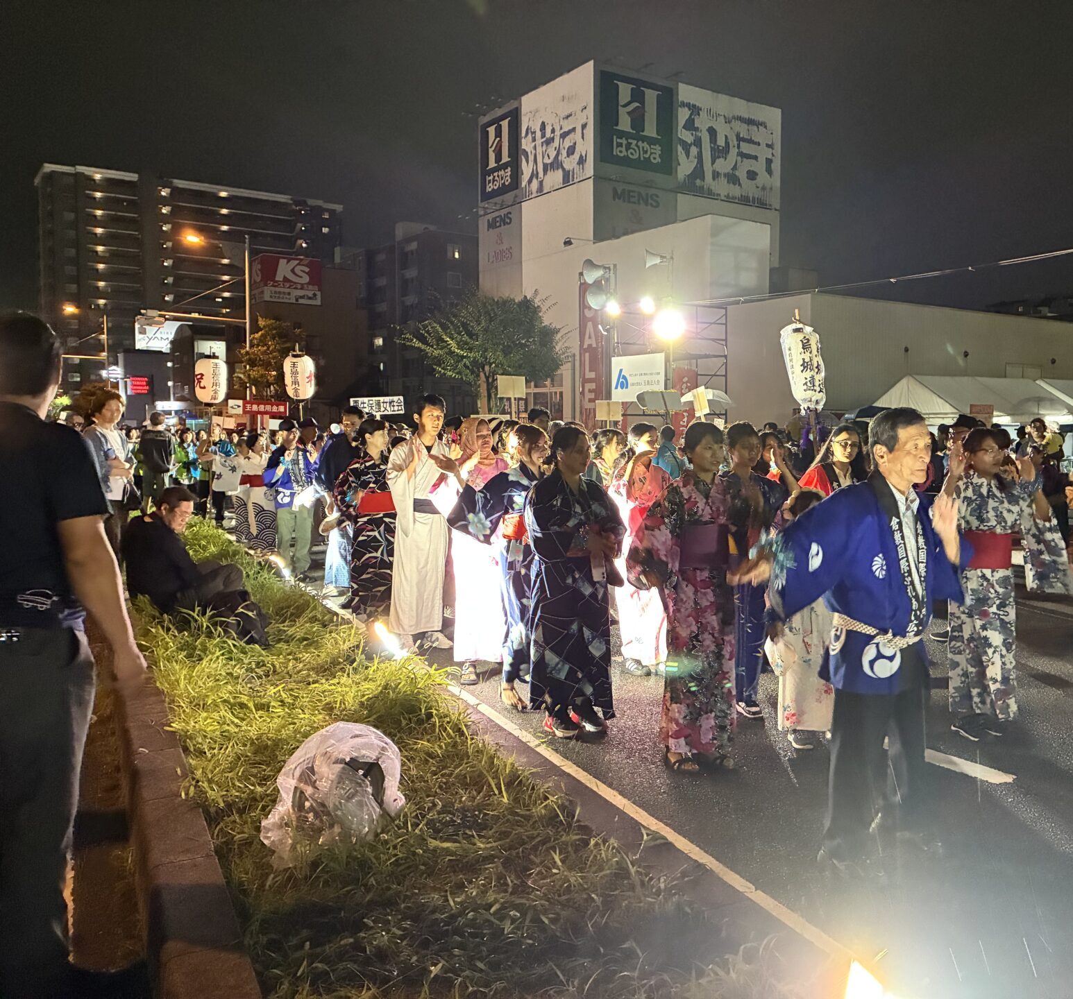 世代を超えた人々が市民総踊りを行う様子