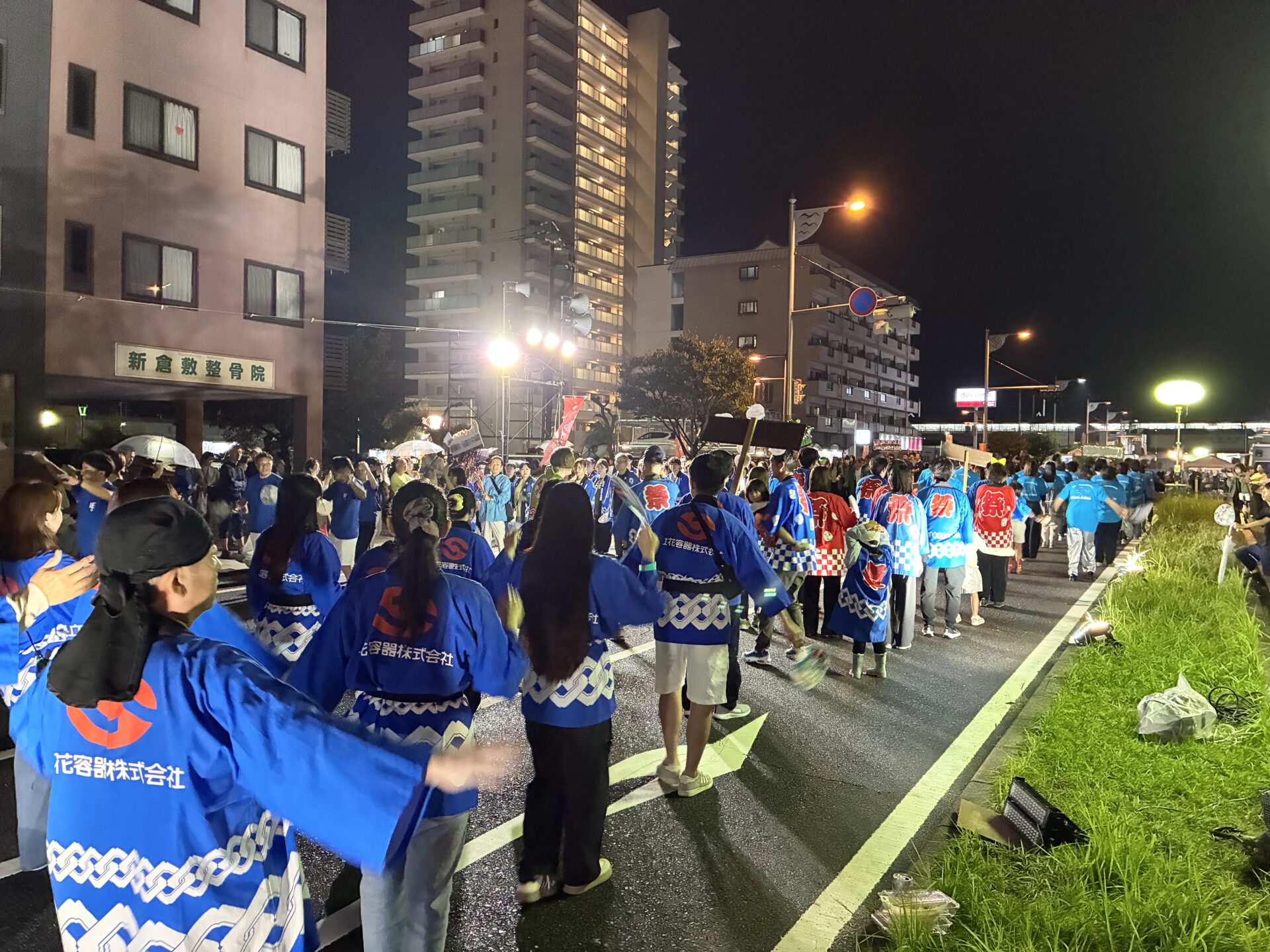 市民総踊りを行う様子